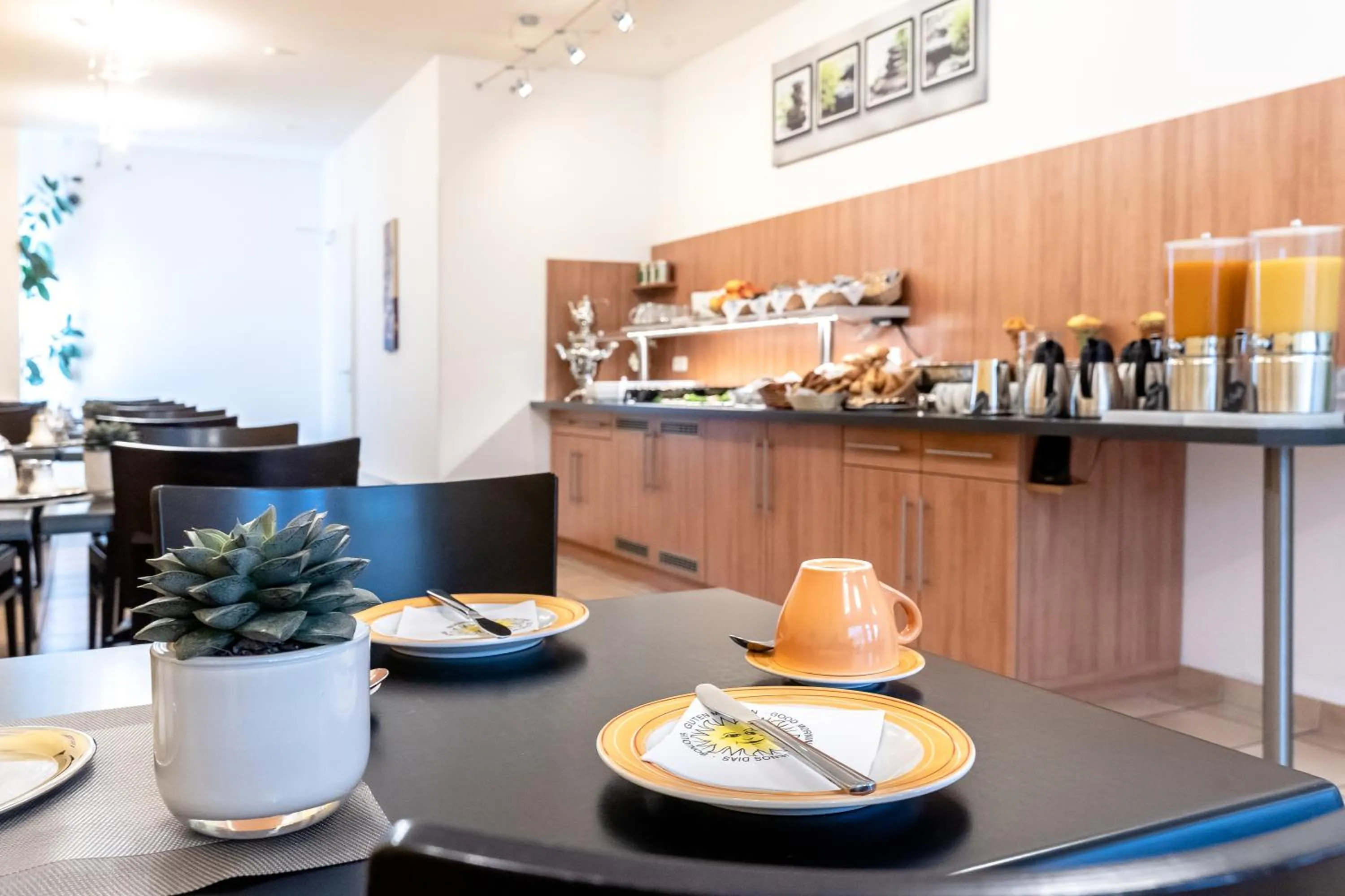 Restaurant/places to eat in Hotel Fresh INN