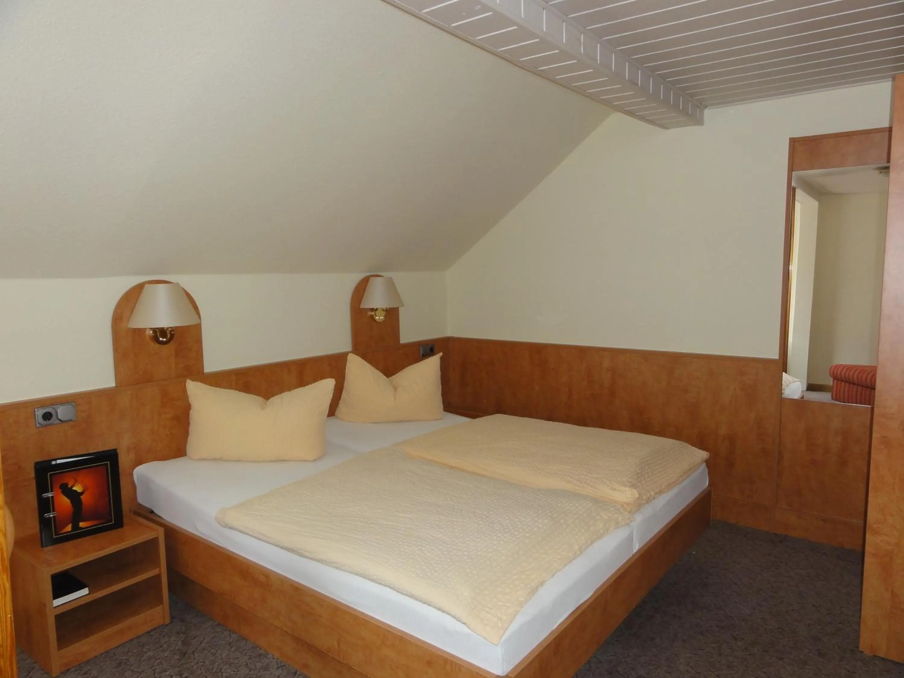 Photo of the whole room, Bed in Hotel Garni zu Melchendorf