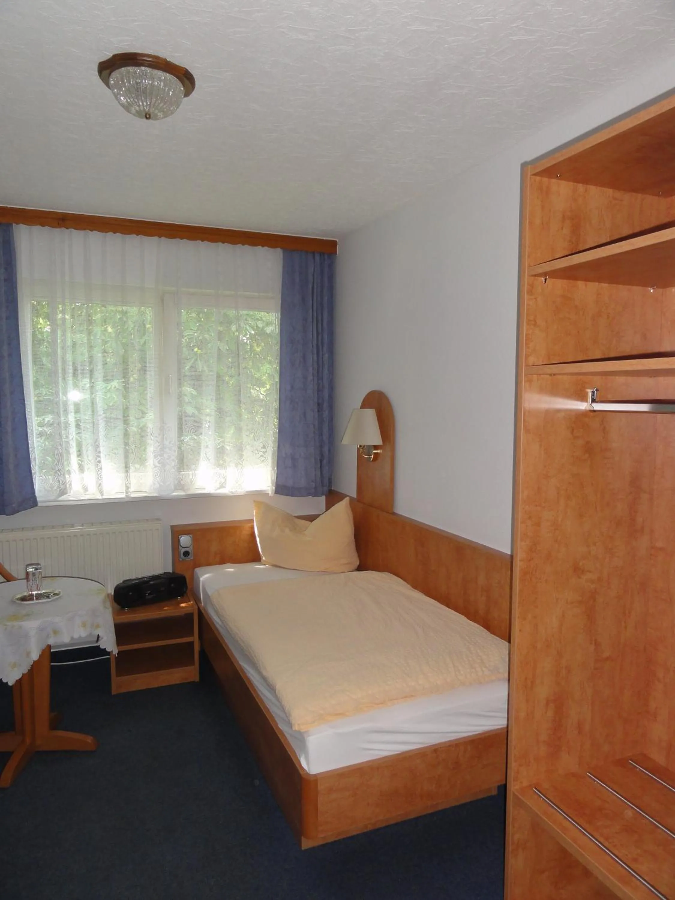 Photo of the whole room, Bed in Hotel Garni zu Melchendorf