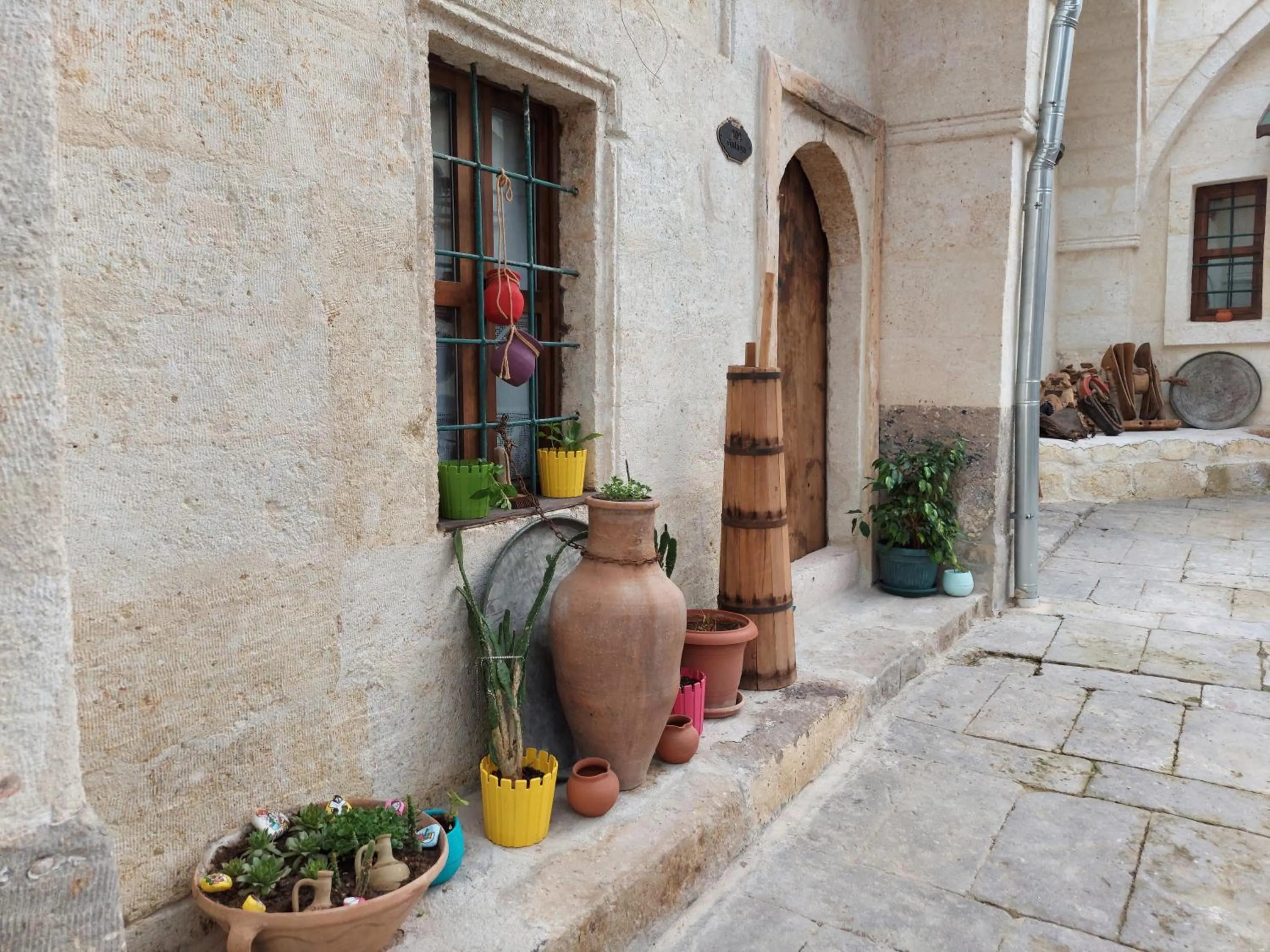 Patio in ARMEsos Cave Hotel