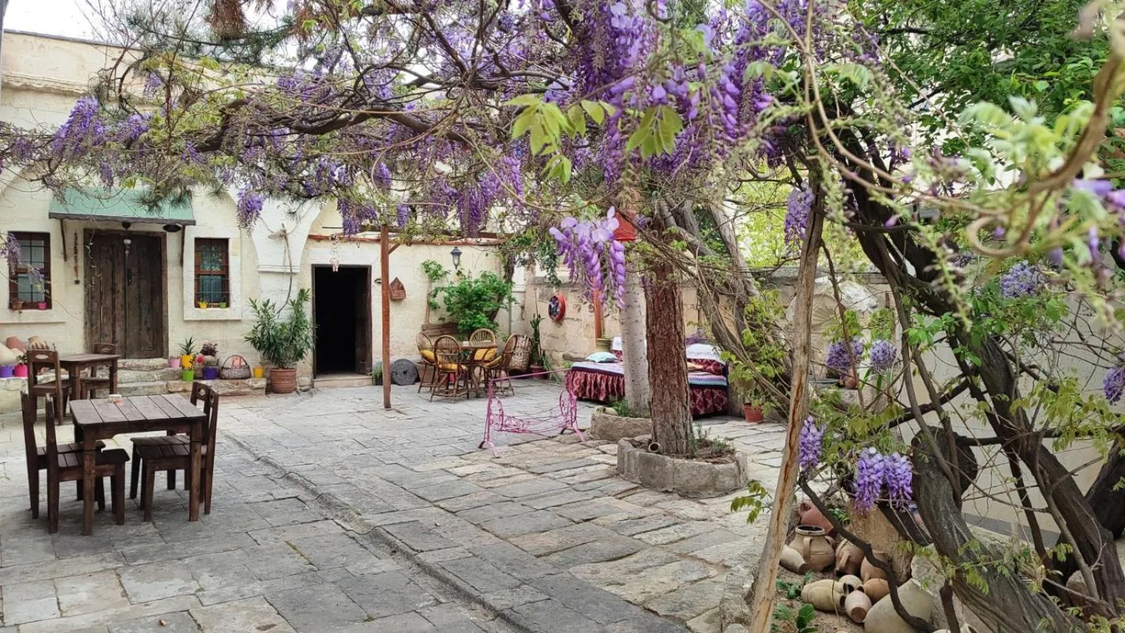 Patio in ARMEsos Cave Hotel
