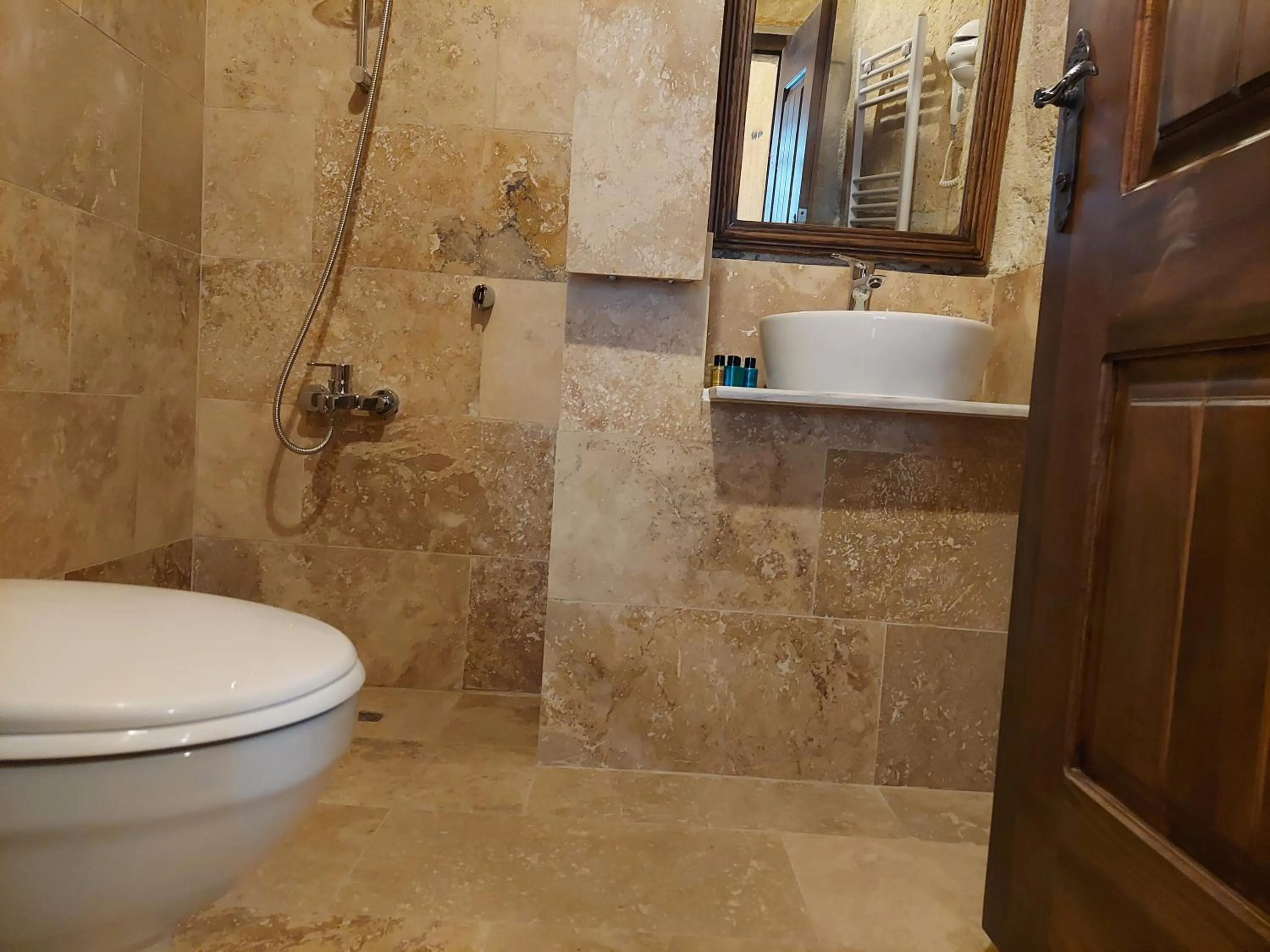 Bathroom in ARMEsos Cave Hotel