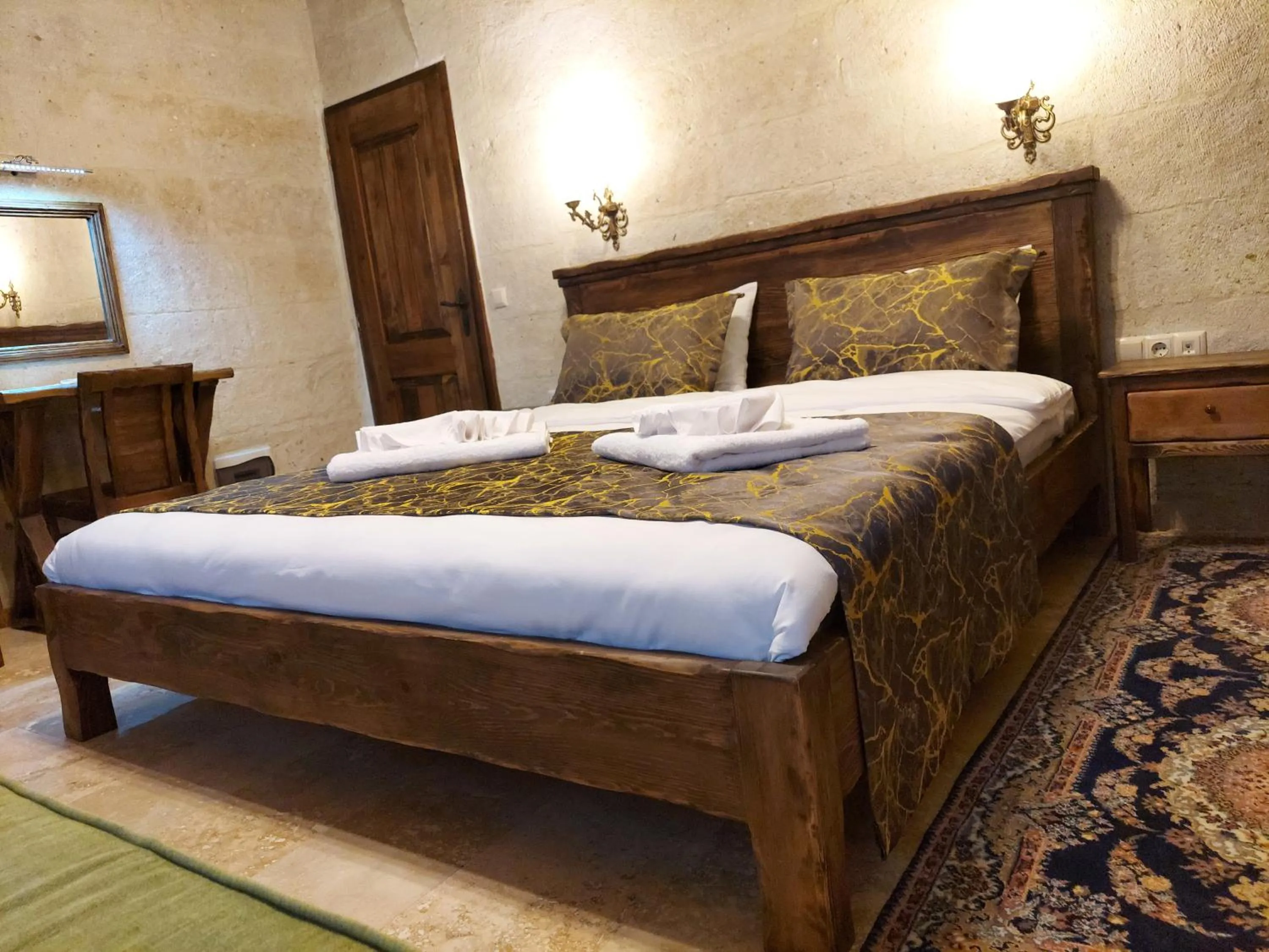 Photo of the whole room, Bed in ARMEsos Cave Hotel