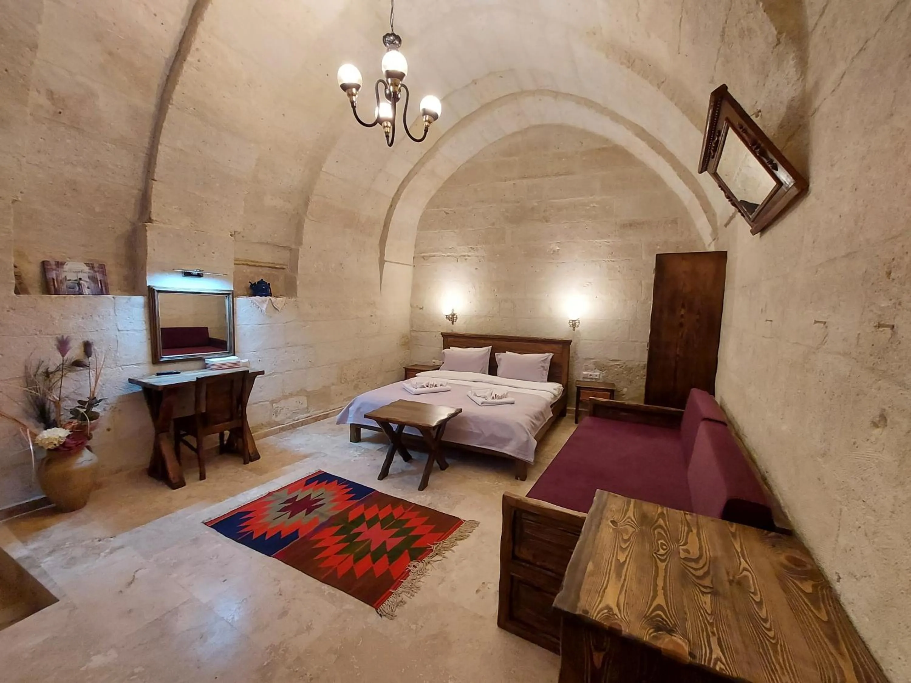 Photo of the whole room, Bed in ARMEsos Cave Hotel