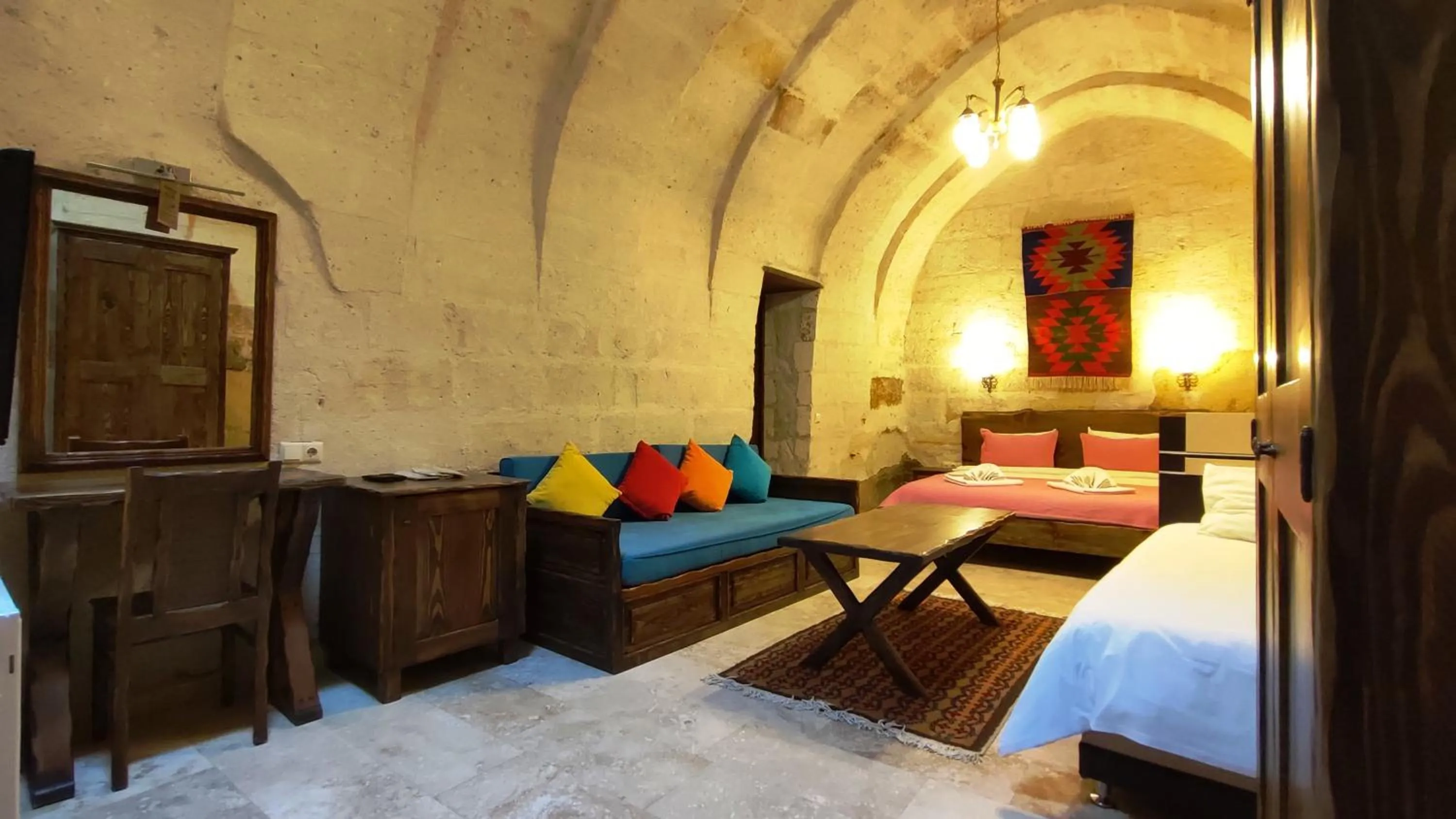 Photo of the whole room, Bed in ARMEsos Cave Hotel