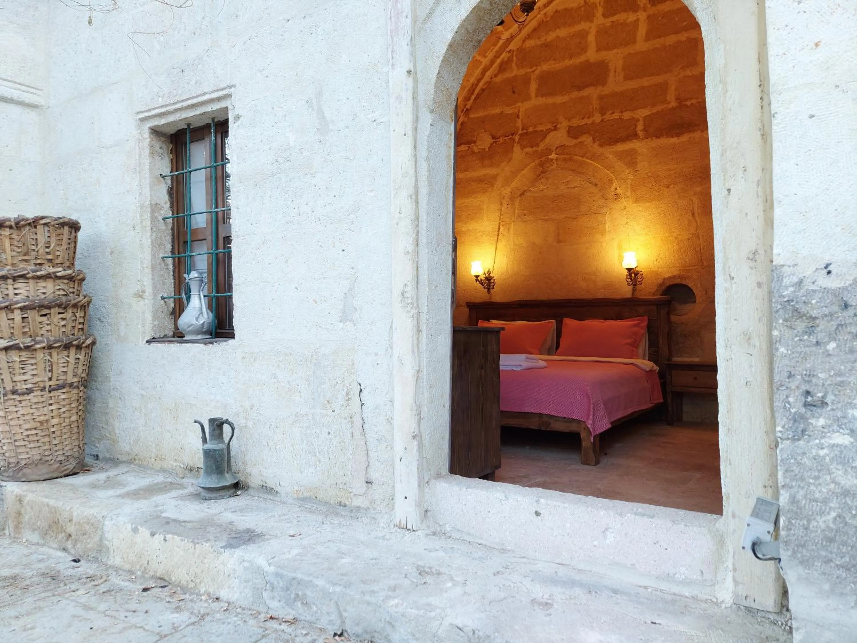 Patio, Bed in ARMEsos Cave Hotel
