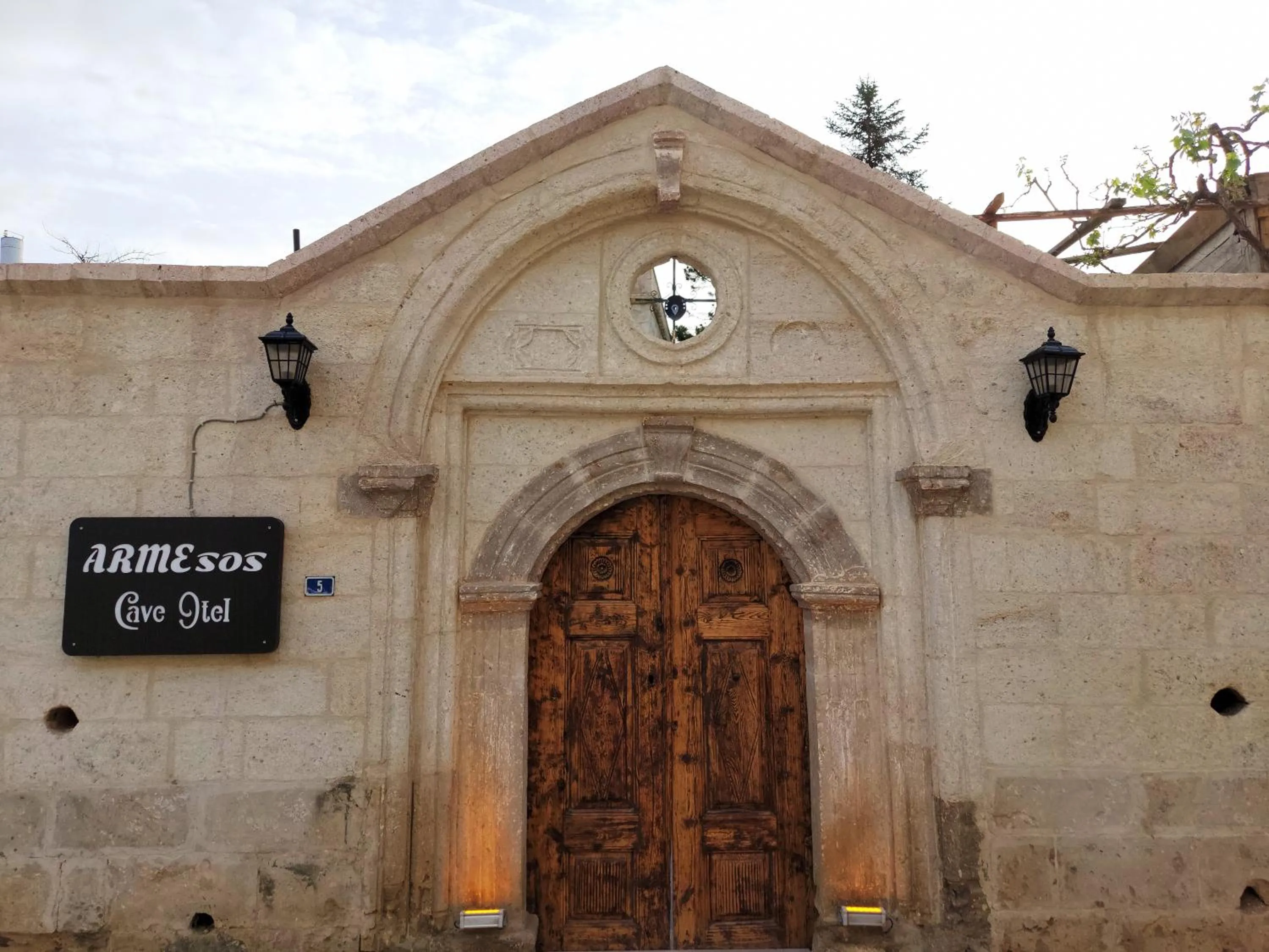 Facade/entrance in ARMEsos Cave Hotel