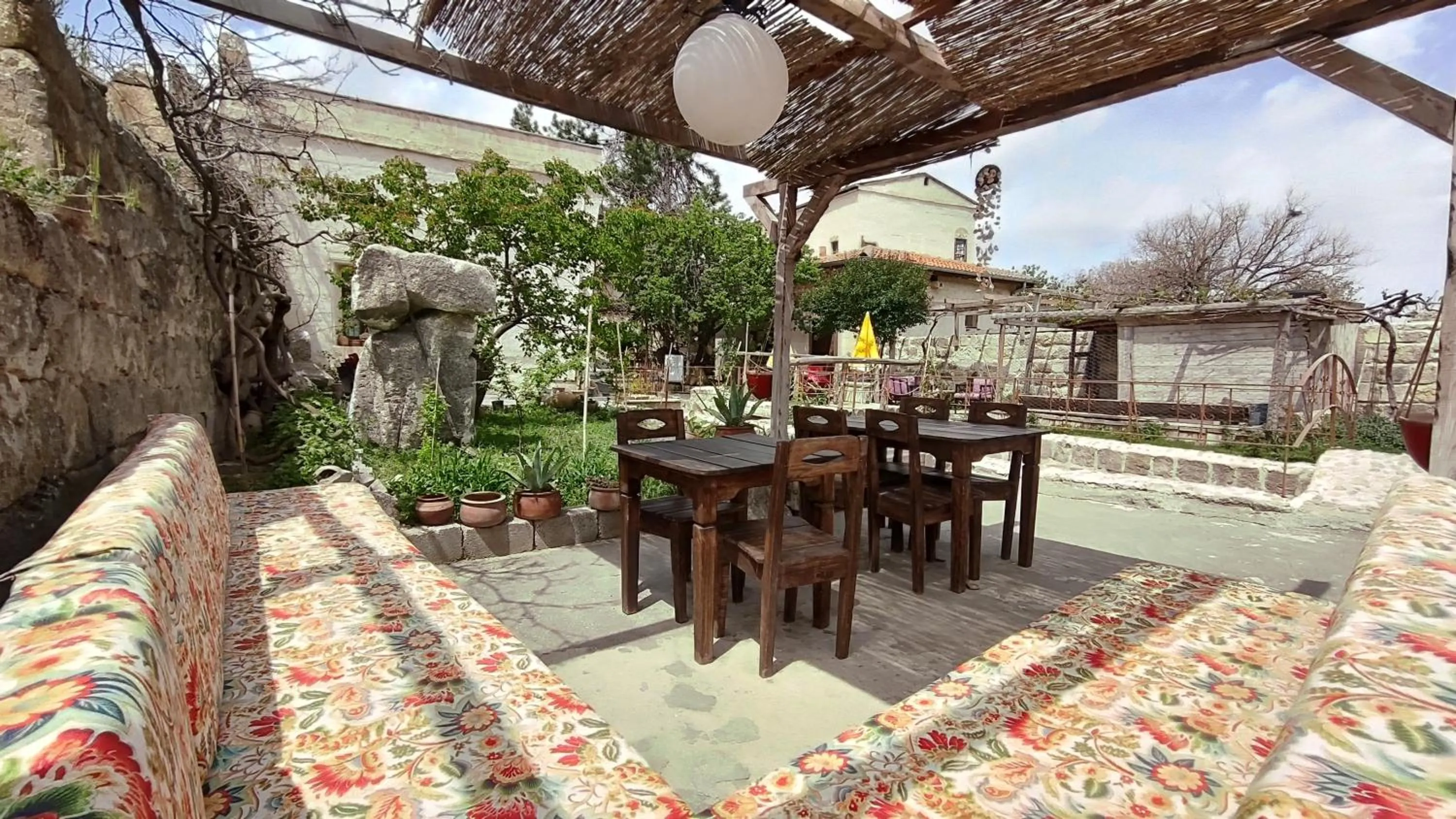 Garden in ARMEsos Cave Hotel
