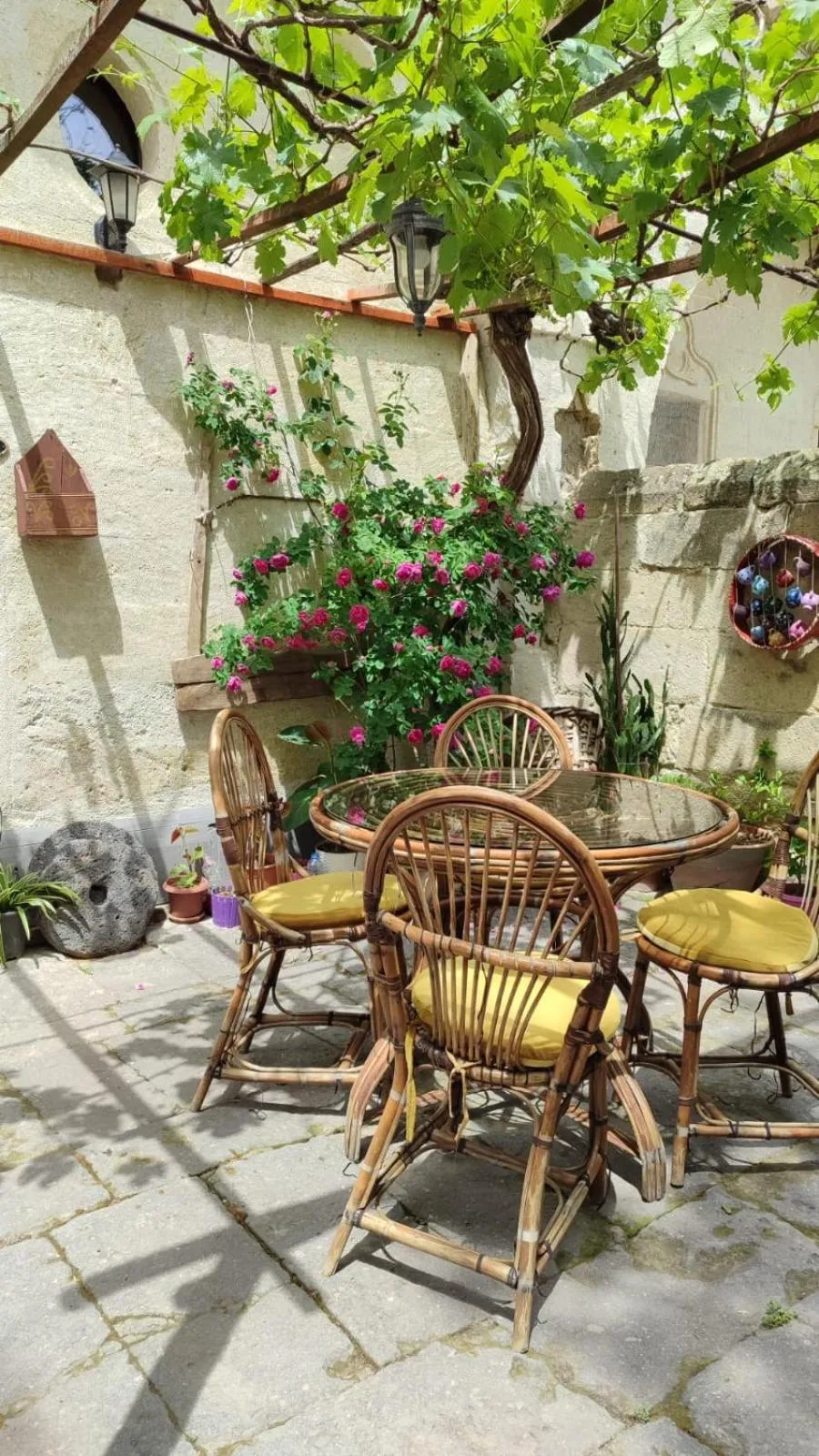 Patio in ARMEsos Cave Hotel