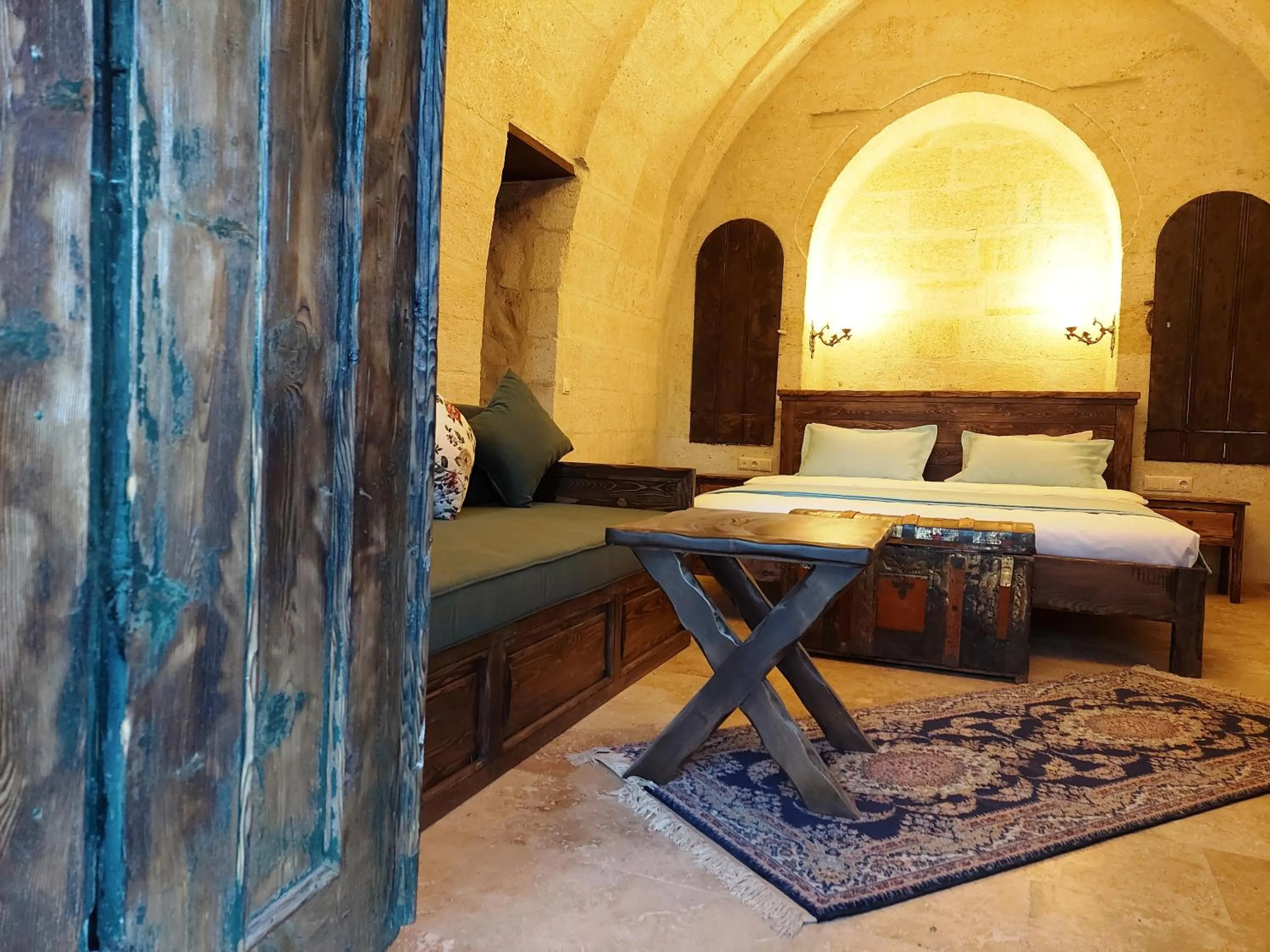 Facade/entrance, Bed in ARMEsos Cave Hotel