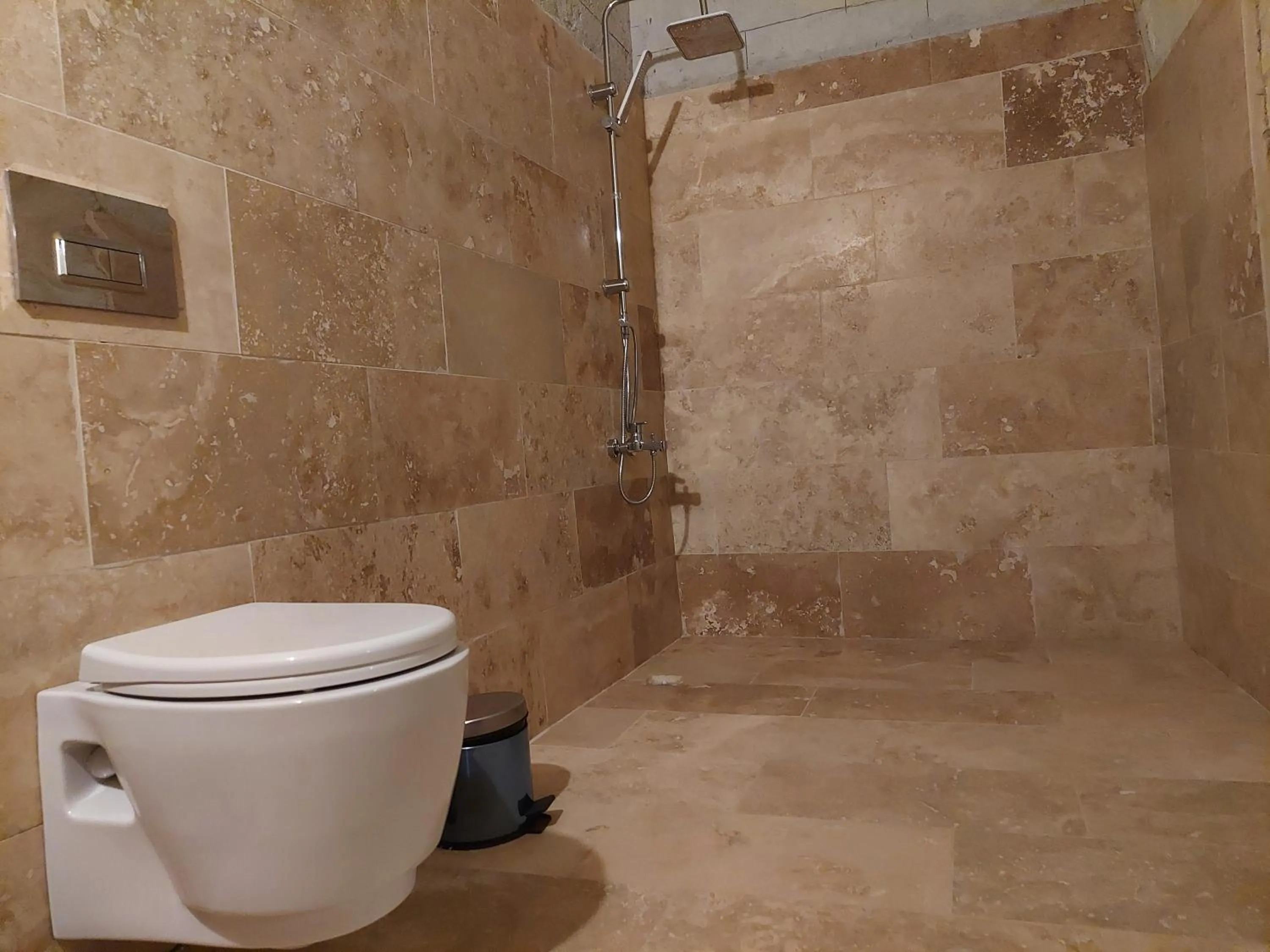 Bathroom in ARMEsos Cave Hotel
