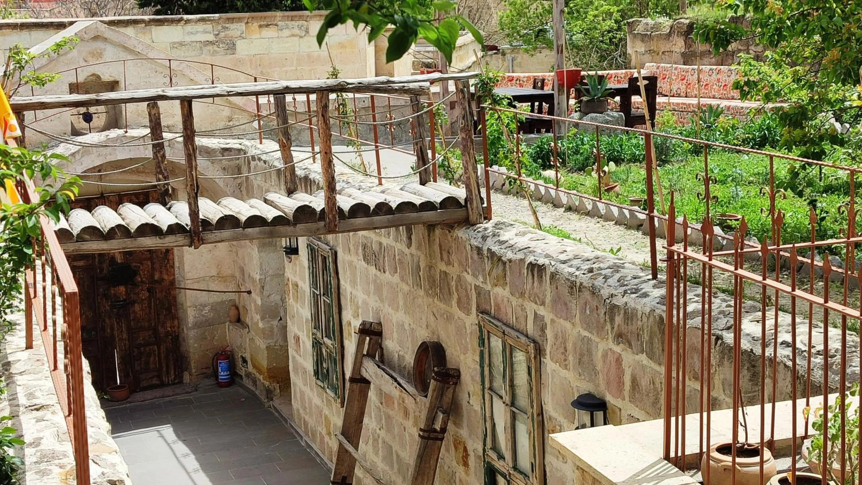 Garden in ARMEsos Cave Hotel