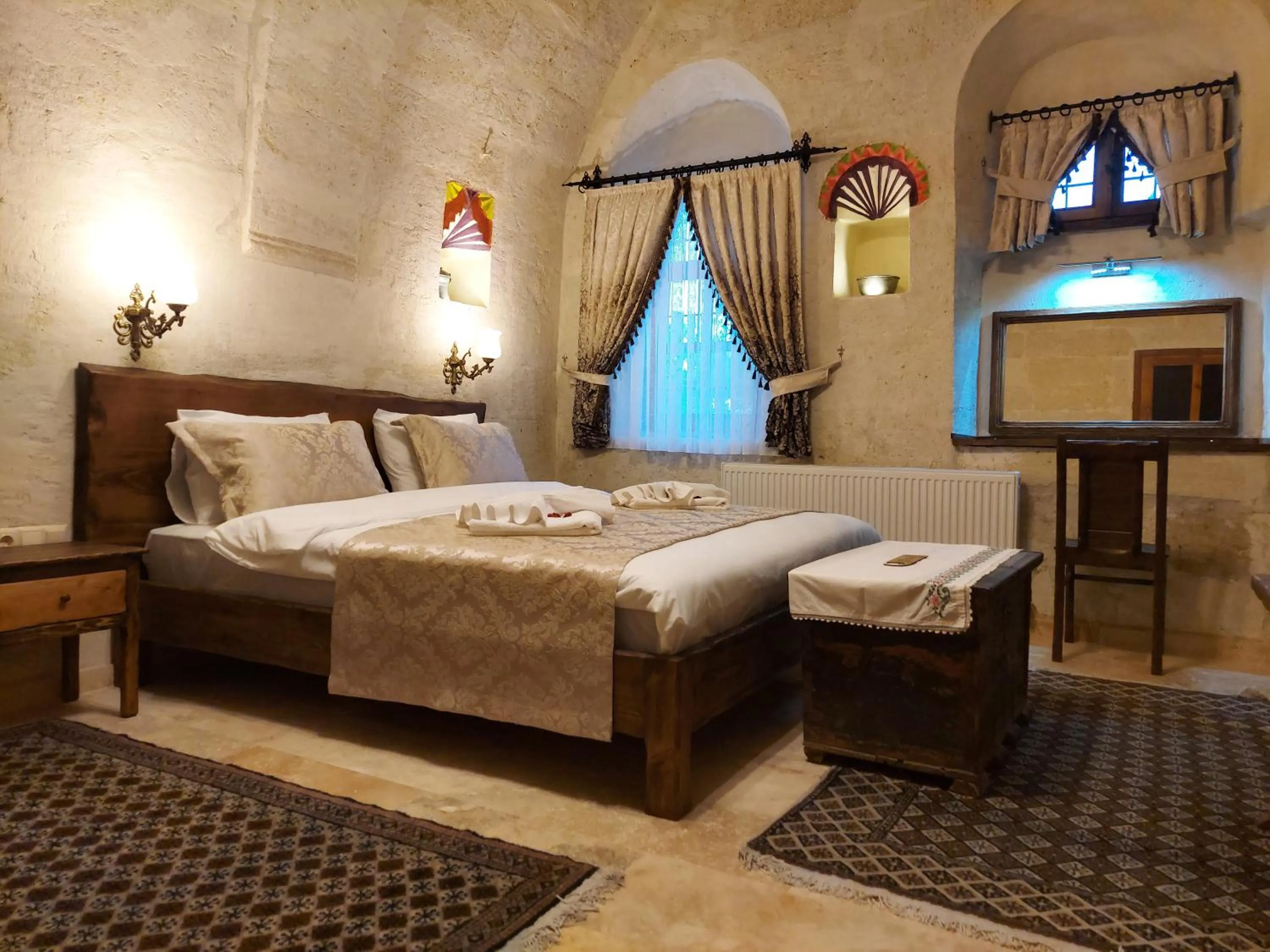 Photo of the whole room, Bed in ARMEsos Cave Hotel