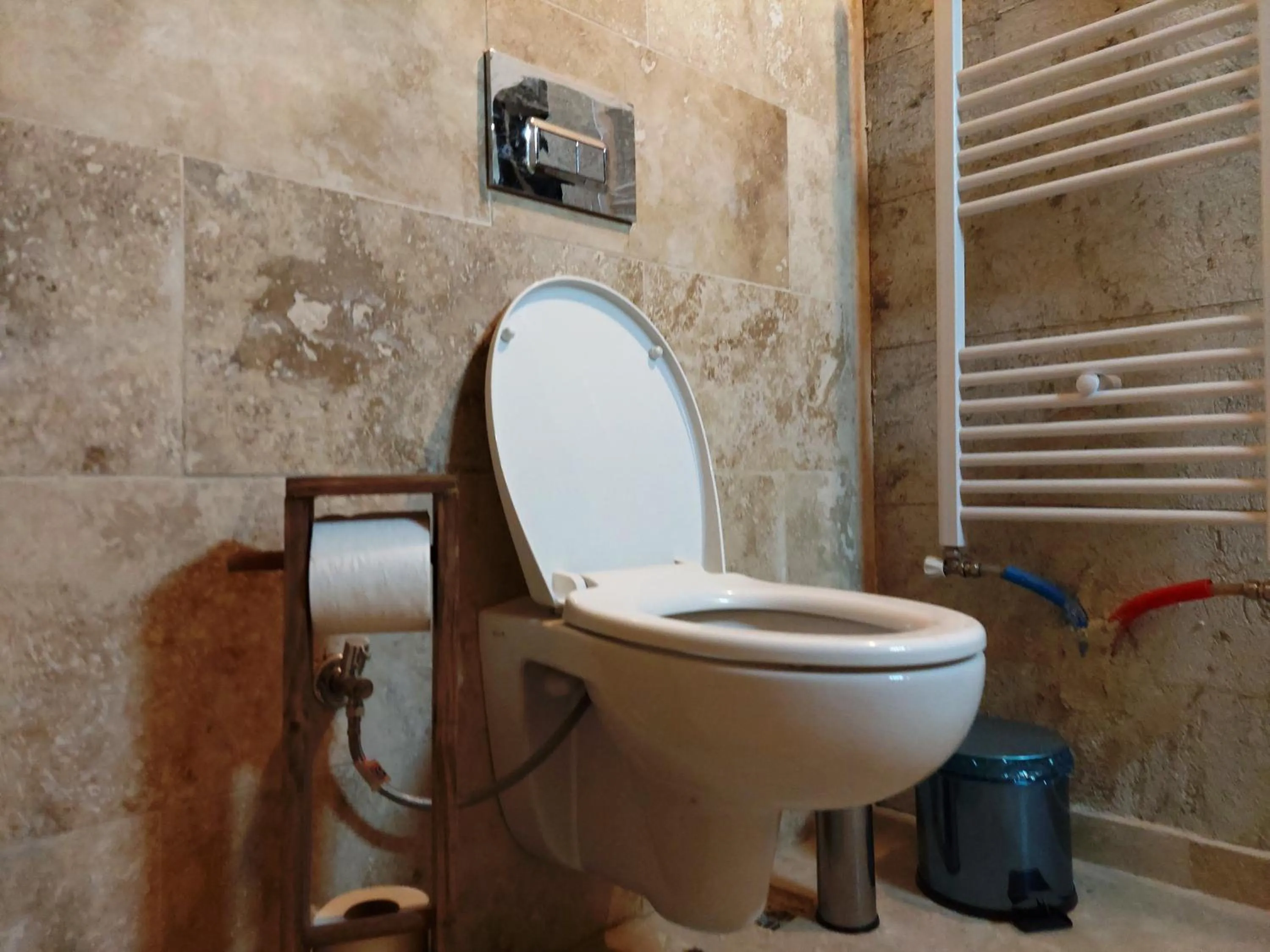 Bathroom in ARMEsos Cave Hotel
