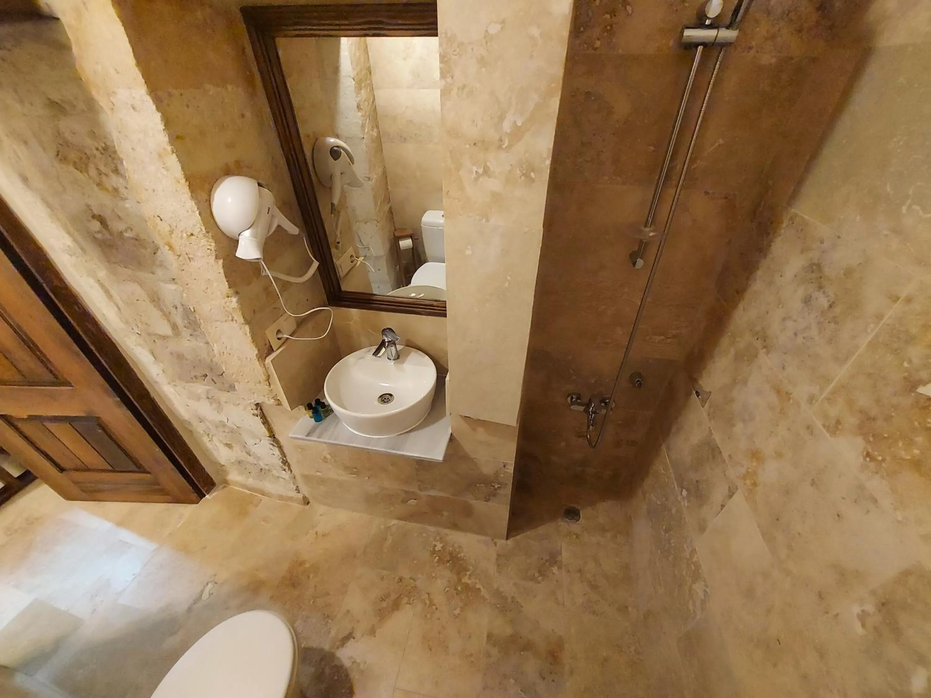 Bathroom in ARMEsos Cave Hotel