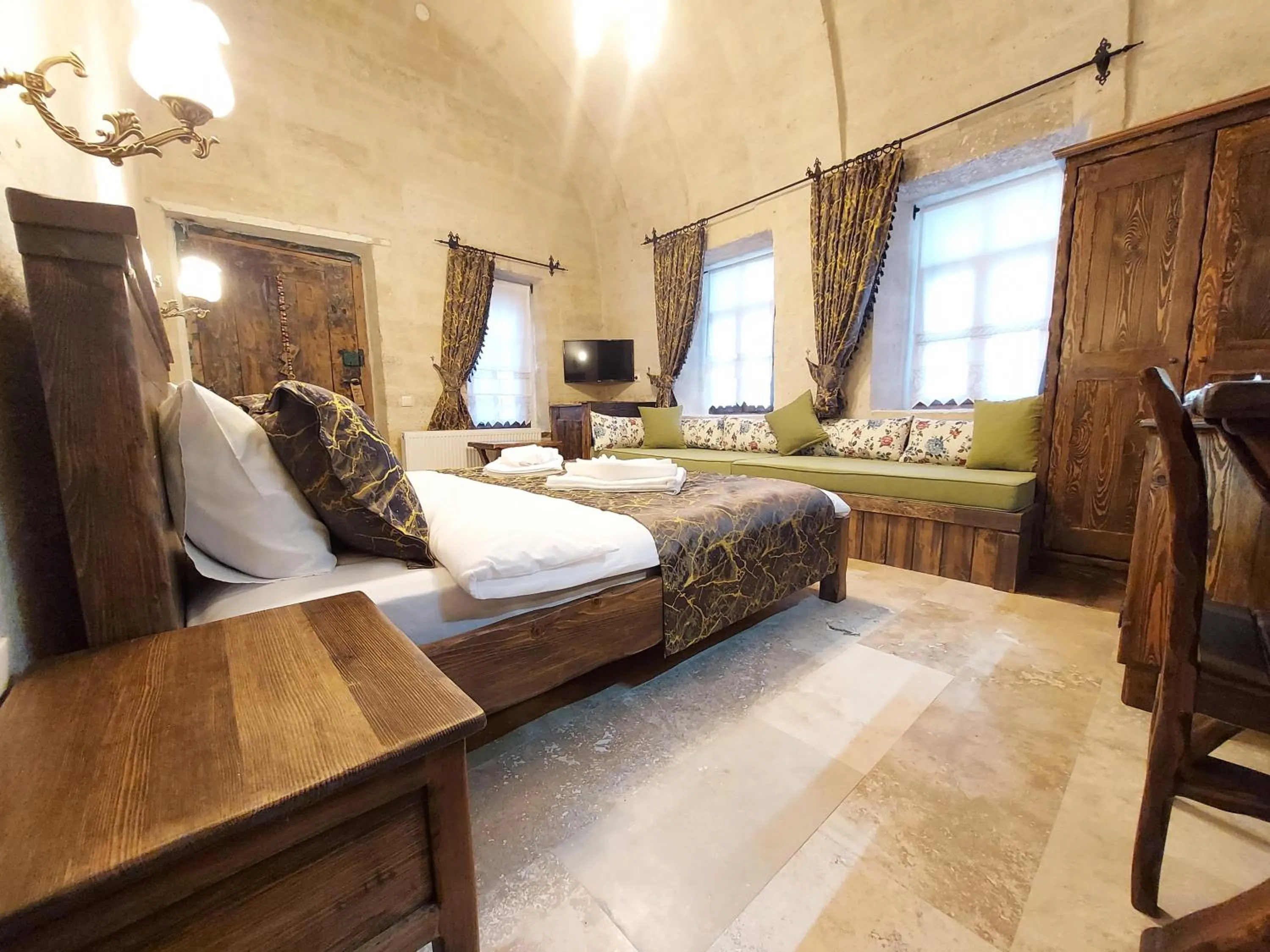 Photo of the whole room, Bed in ARMEsos Cave Hotel