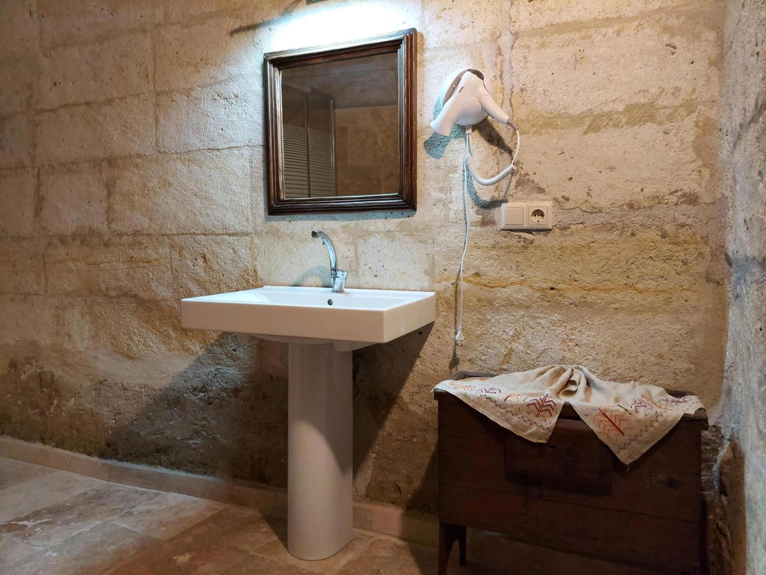 Bathroom in ARMEsos Cave Hotel
