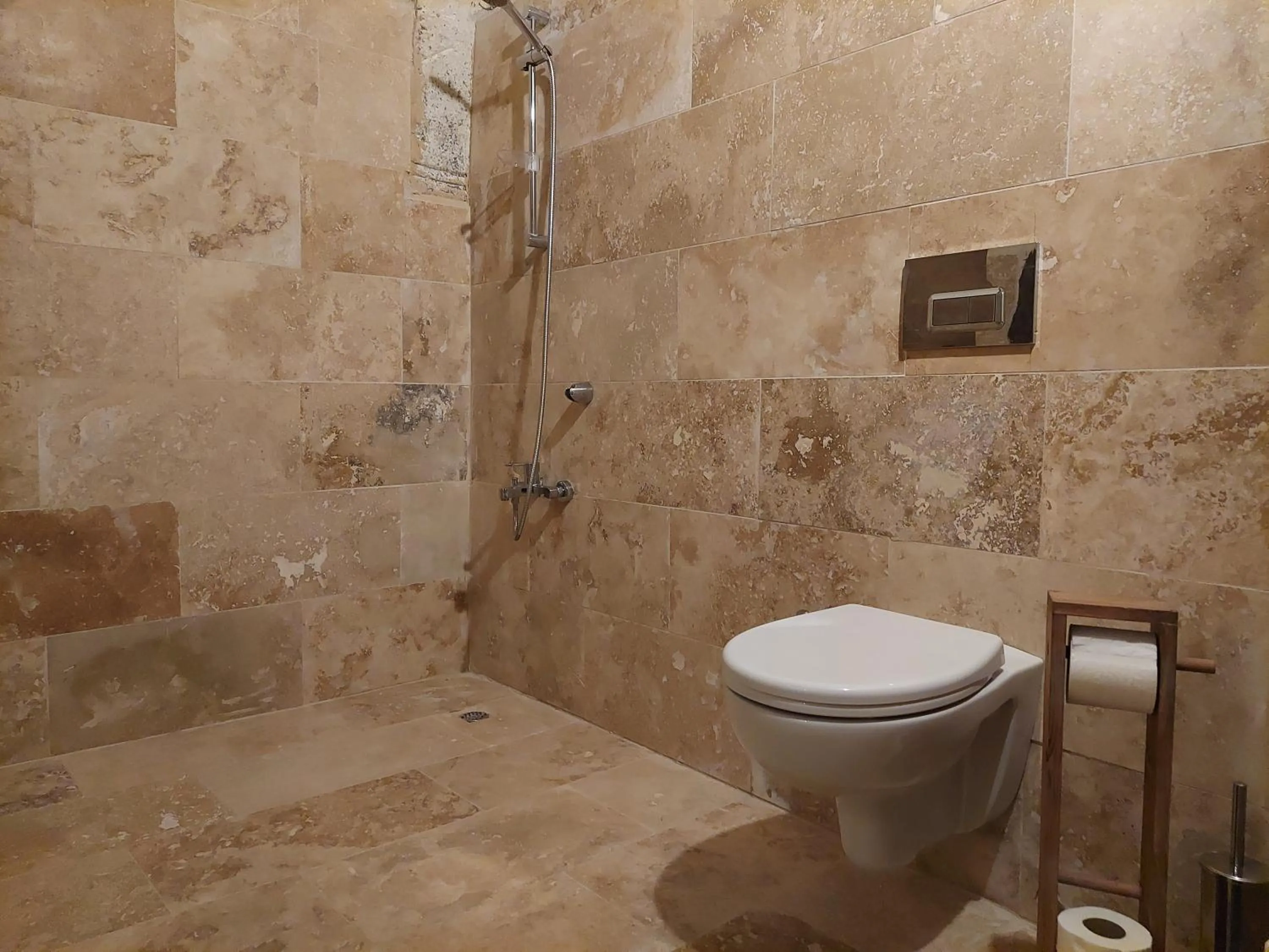 Bathroom in ARMEsos Cave Hotel