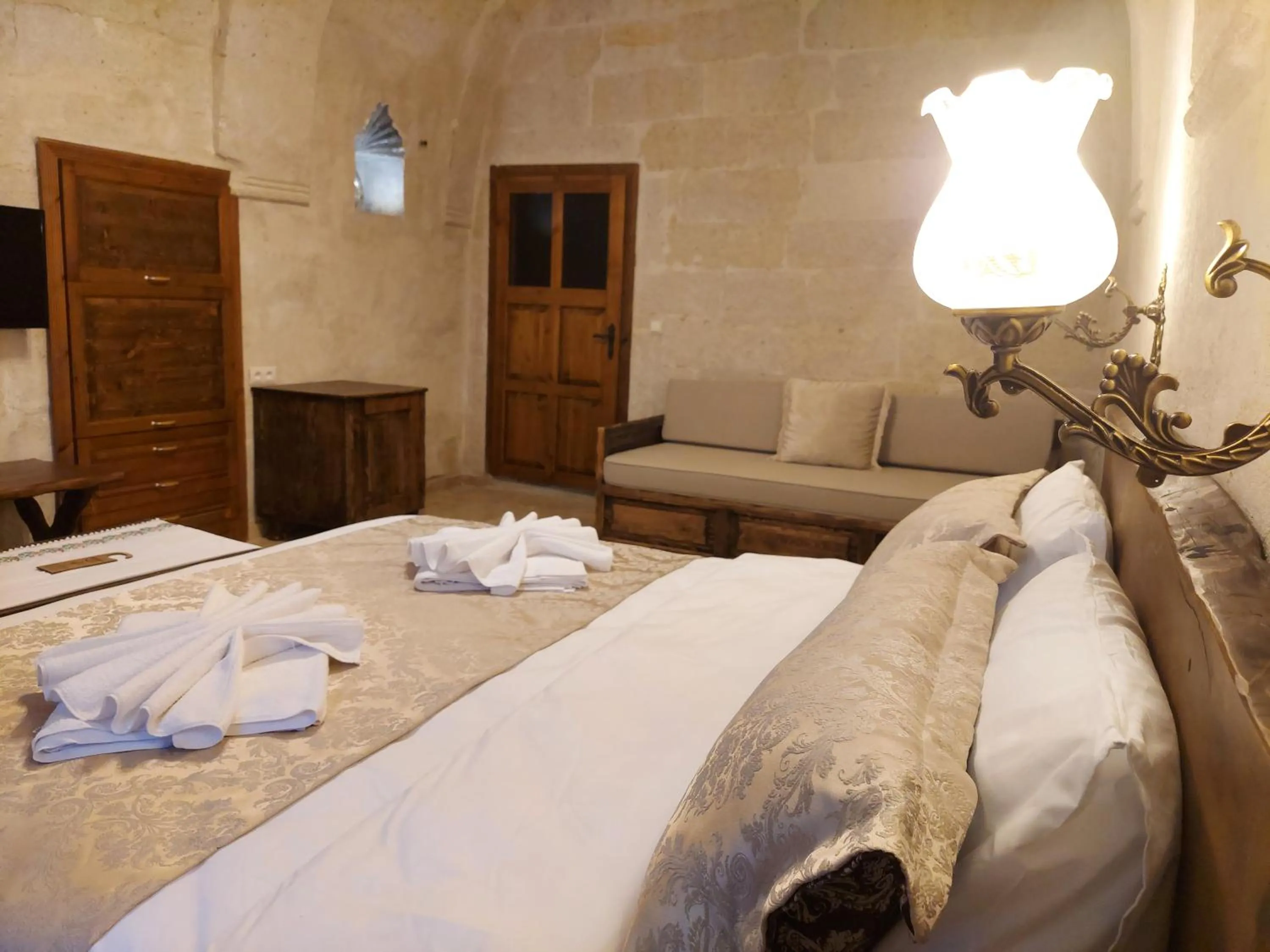 Photo of the whole room, Bed in ARMEsos Cave Hotel