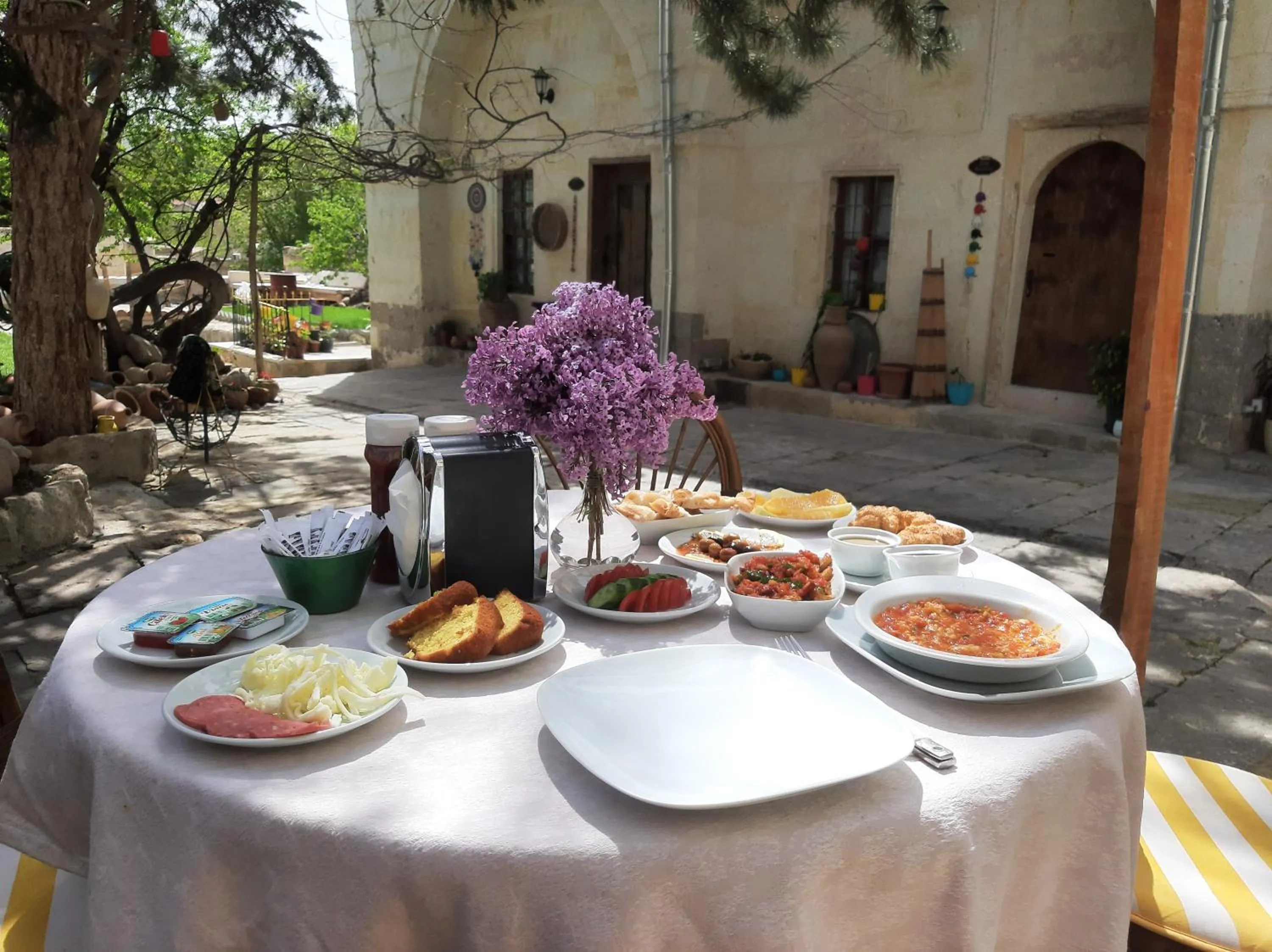 Breakfast in ARMEsos Cave Hotel