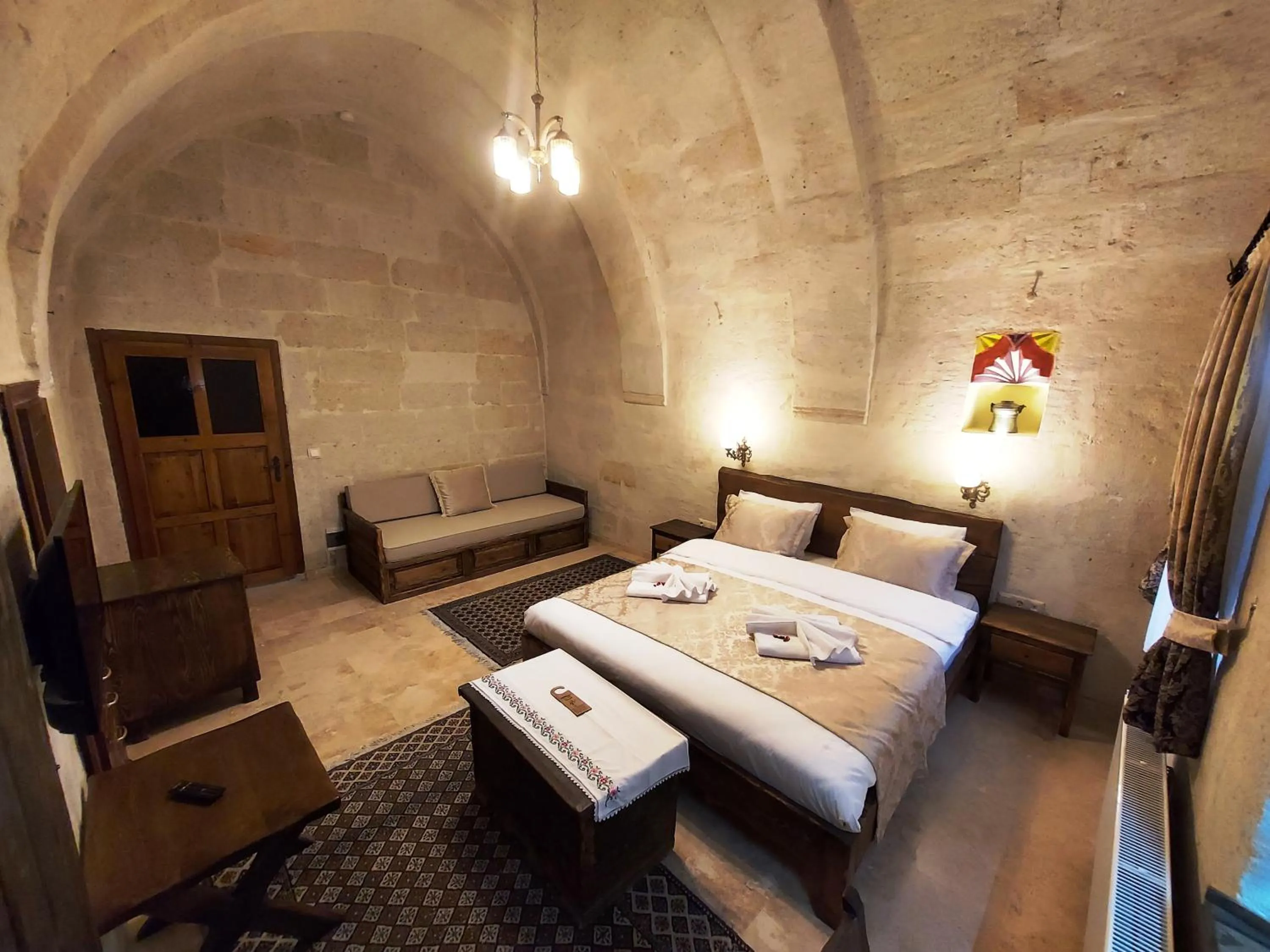 Photo of the whole room, Bed in ARMEsos Cave Hotel