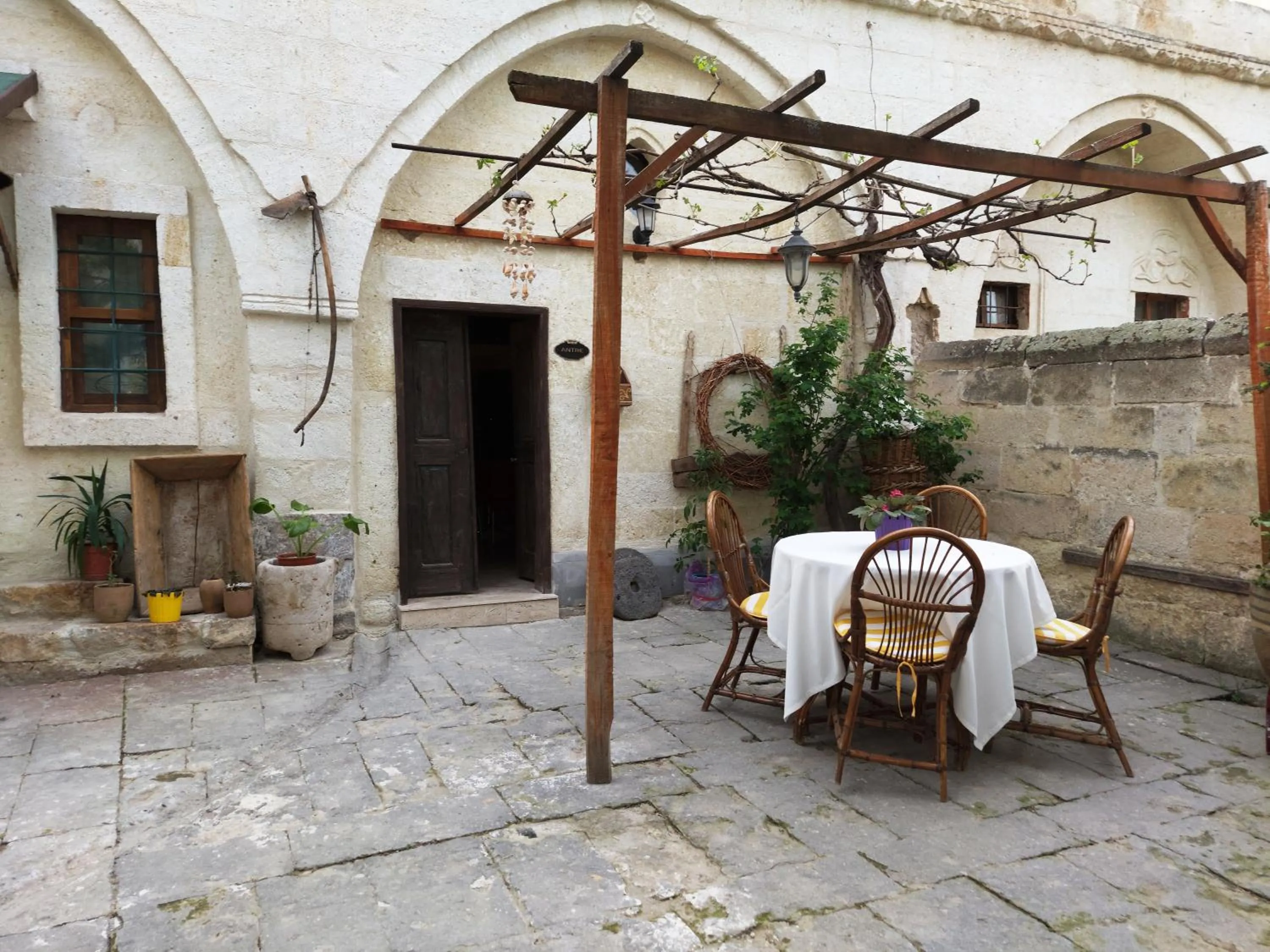 Patio in ARMEsos Cave Hotel