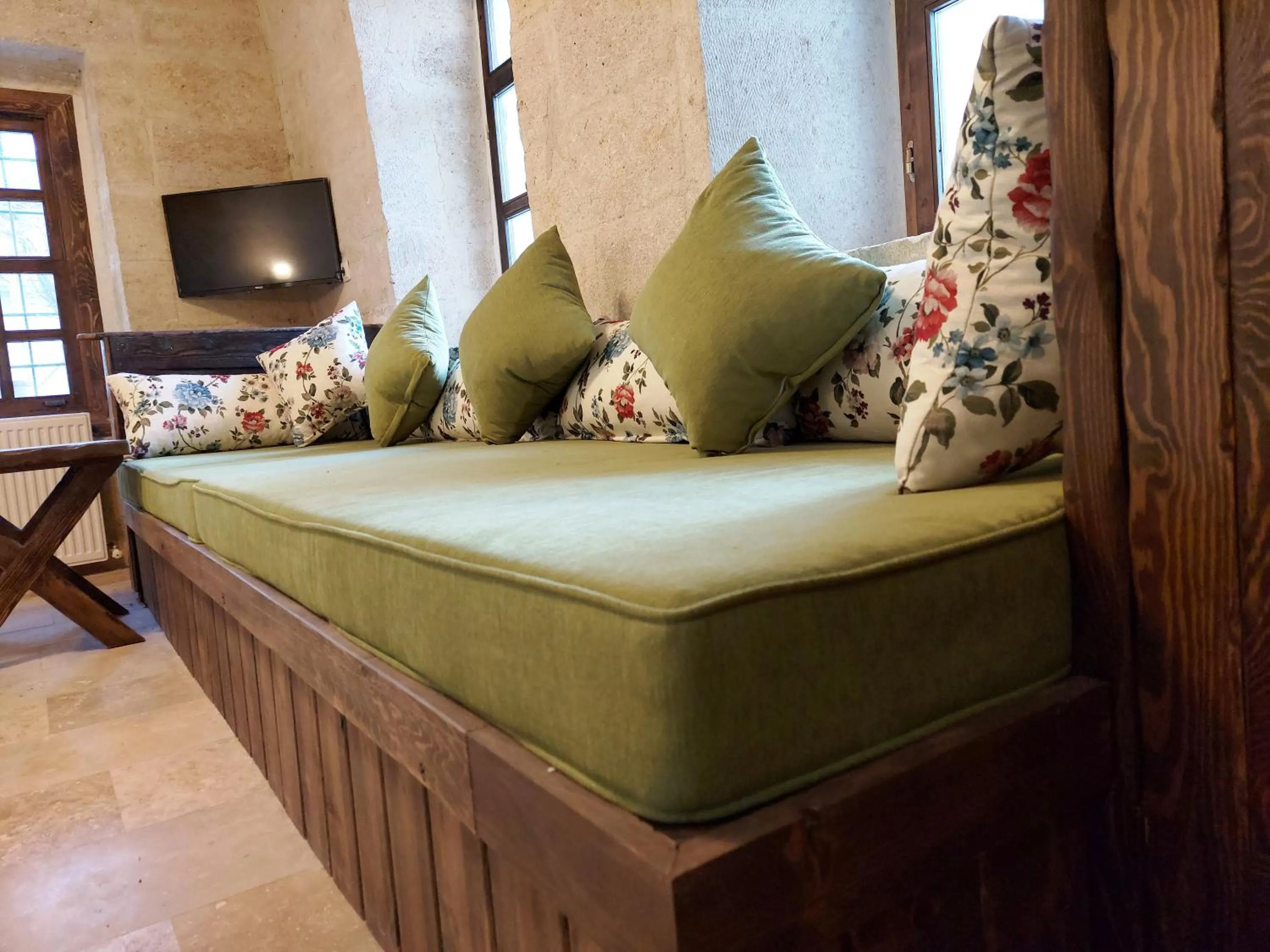 Seating area, Bed in ARMEsos Cave Hotel