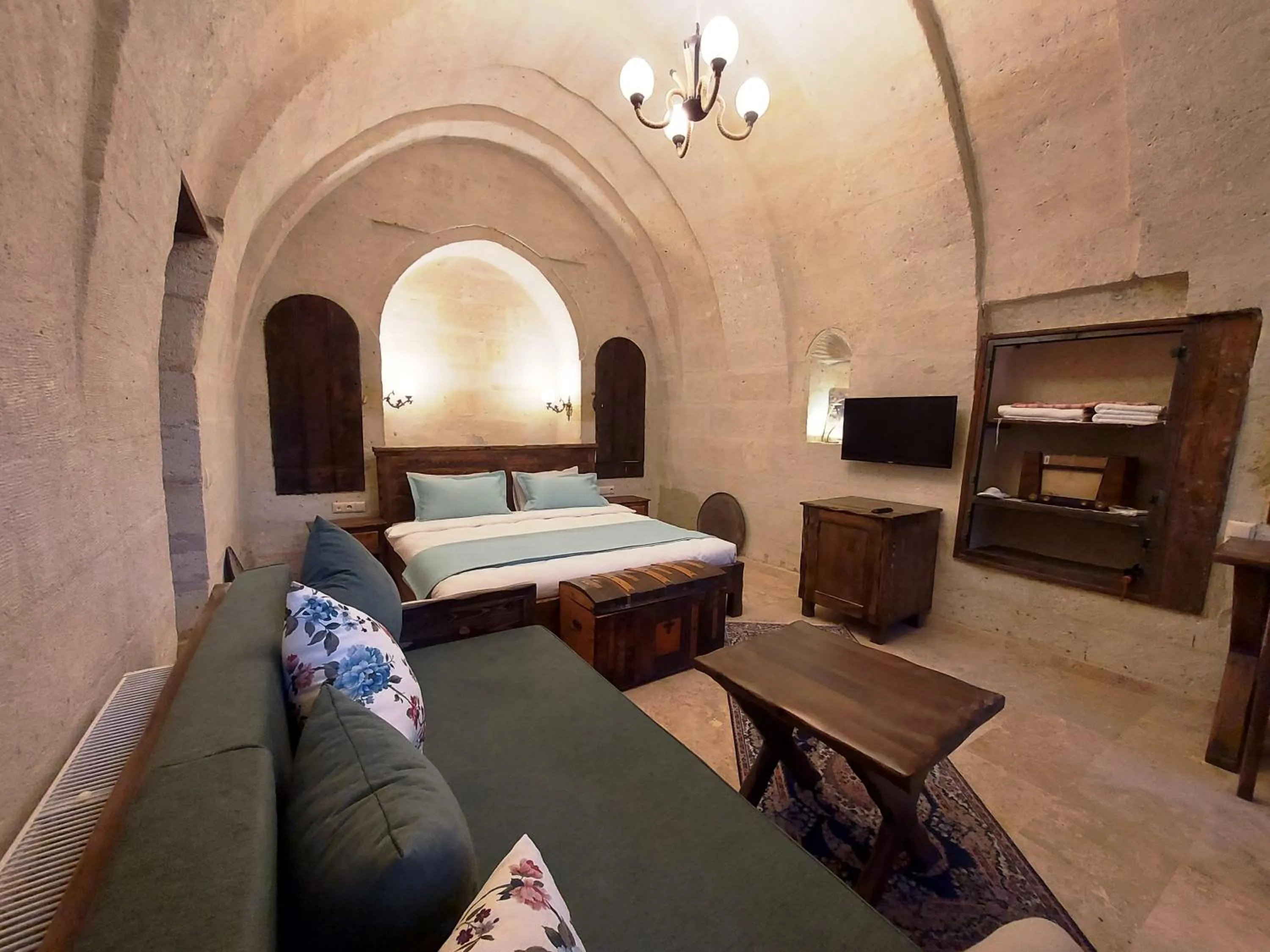 Photo of the whole room, Bed in ARMEsos Cave Hotel