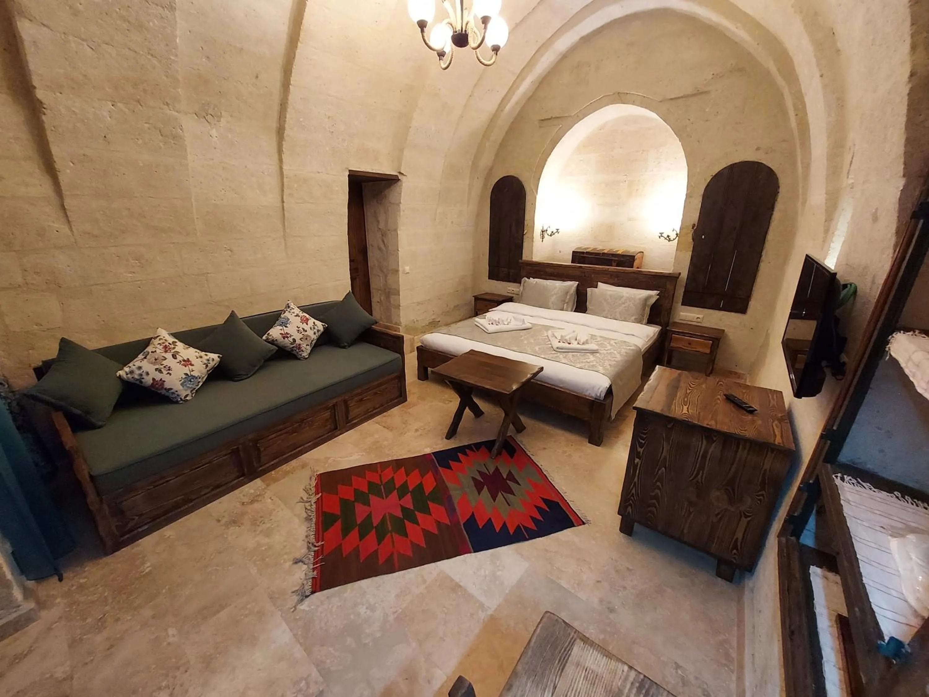 Photo of the whole room, Bed in ARMEsos Cave Hotel
