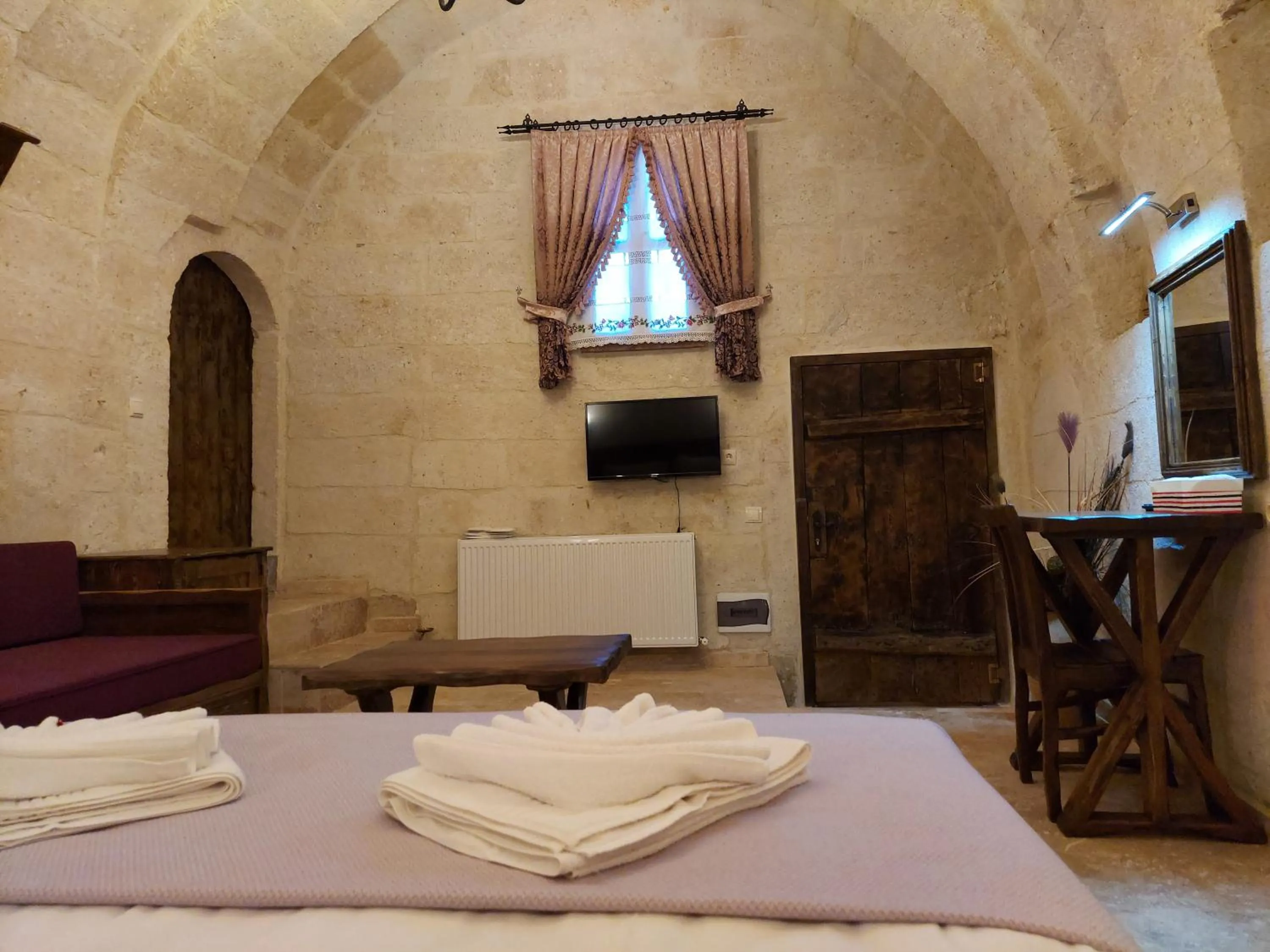 Photo of the whole room, Bed in ARMEsos Cave Hotel