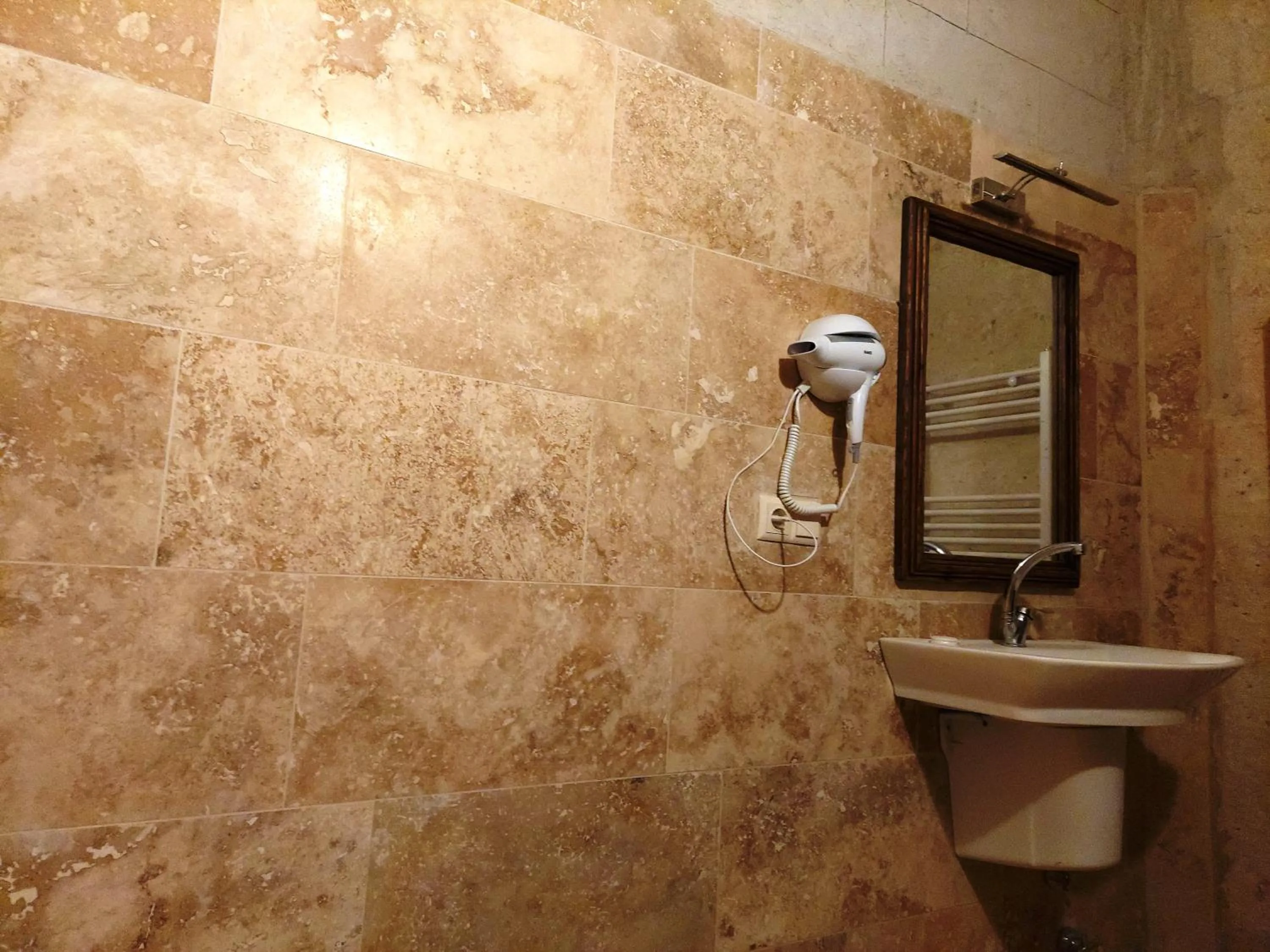 Bathroom in ARMEsos Cave Hotel