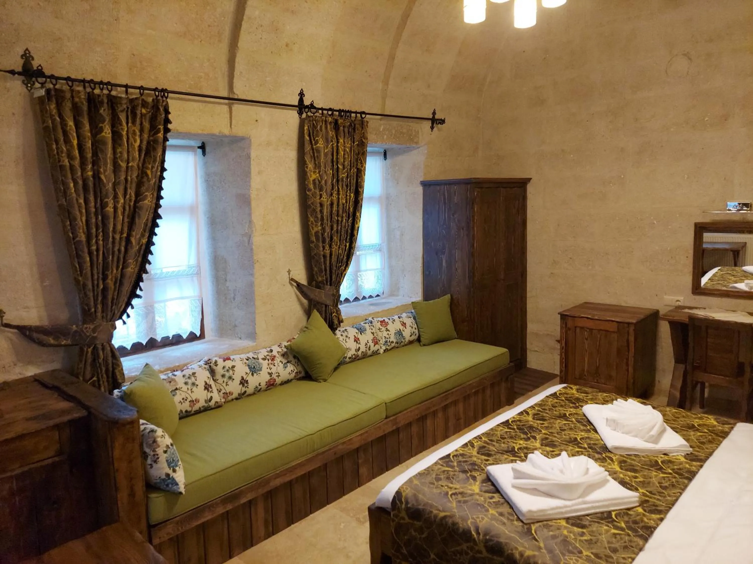 Seating area, Bed in ARMEsos Cave Hotel