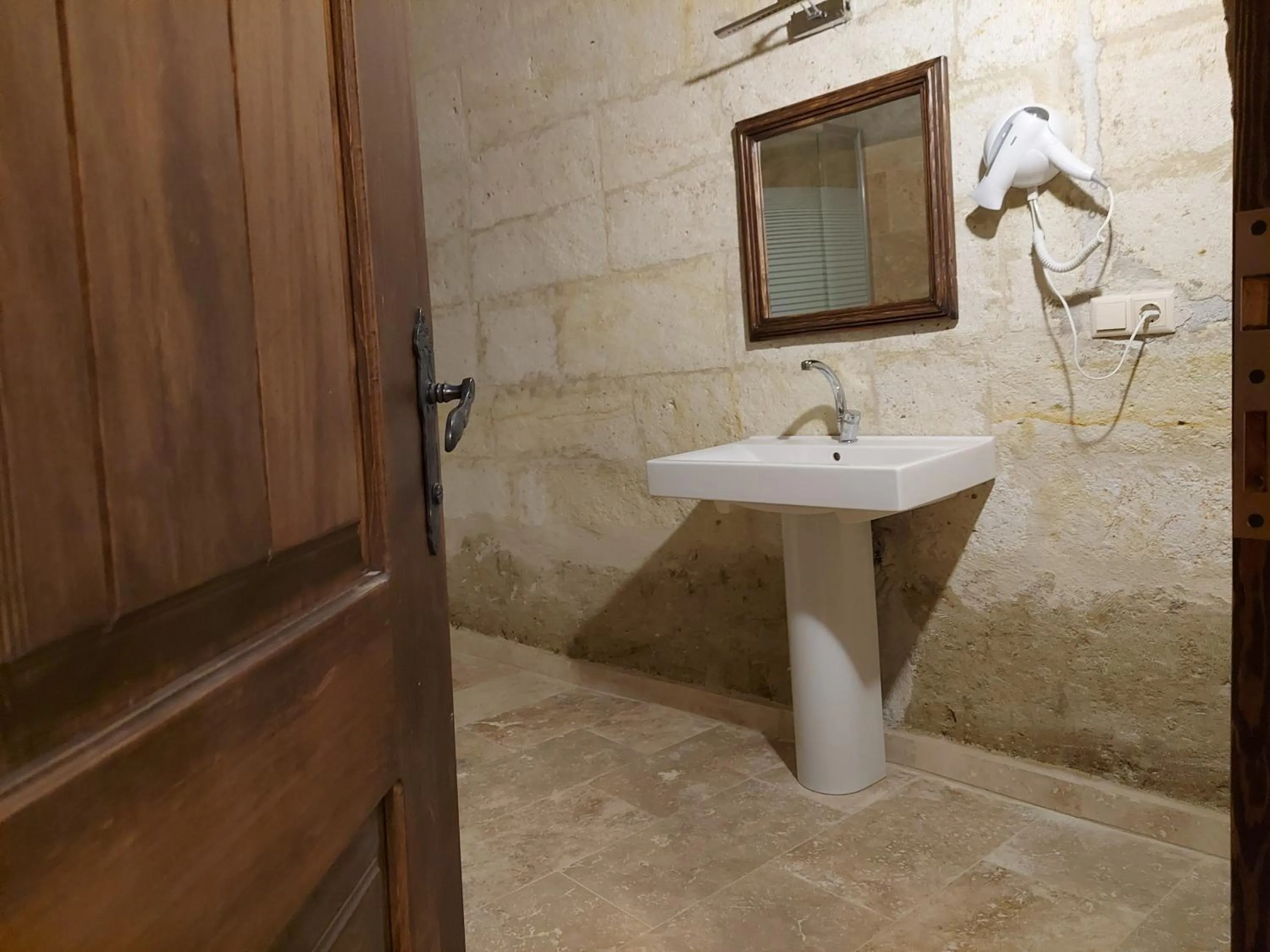 Bathroom in ARMEsos Cave Hotel