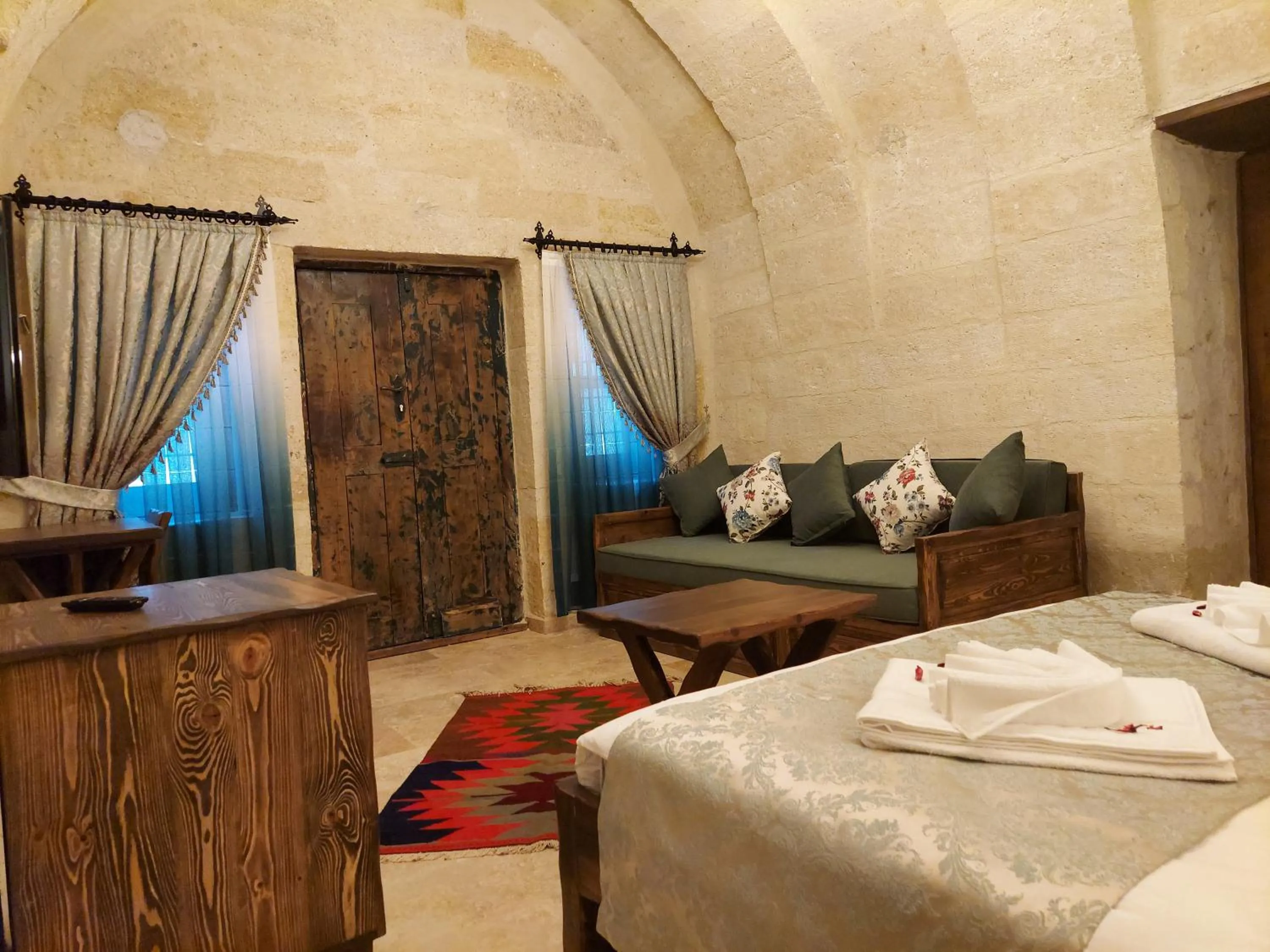 Photo of the whole room, Bed in ARMEsos Cave Hotel
