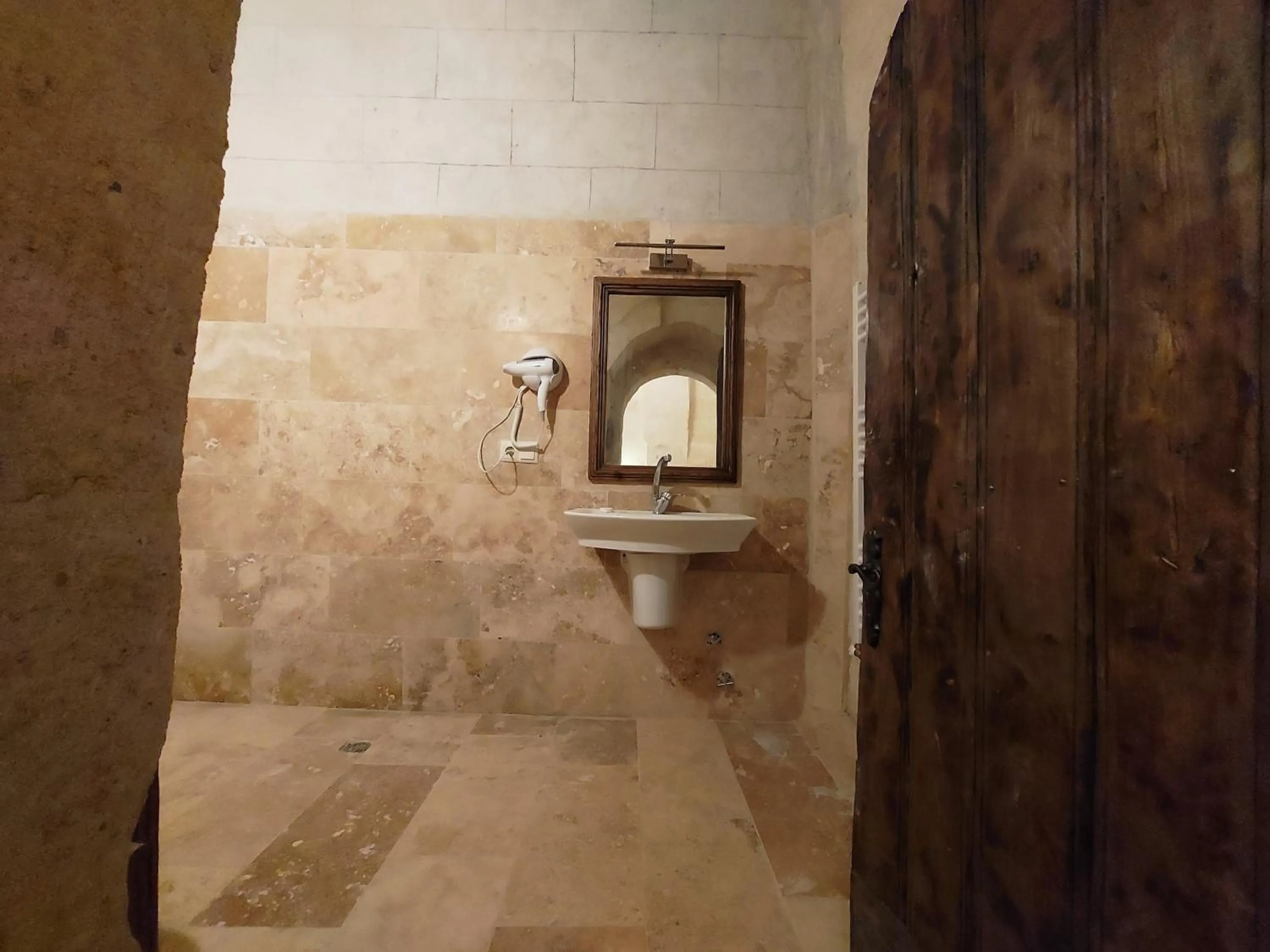 Bathroom in ARMEsos Cave Hotel