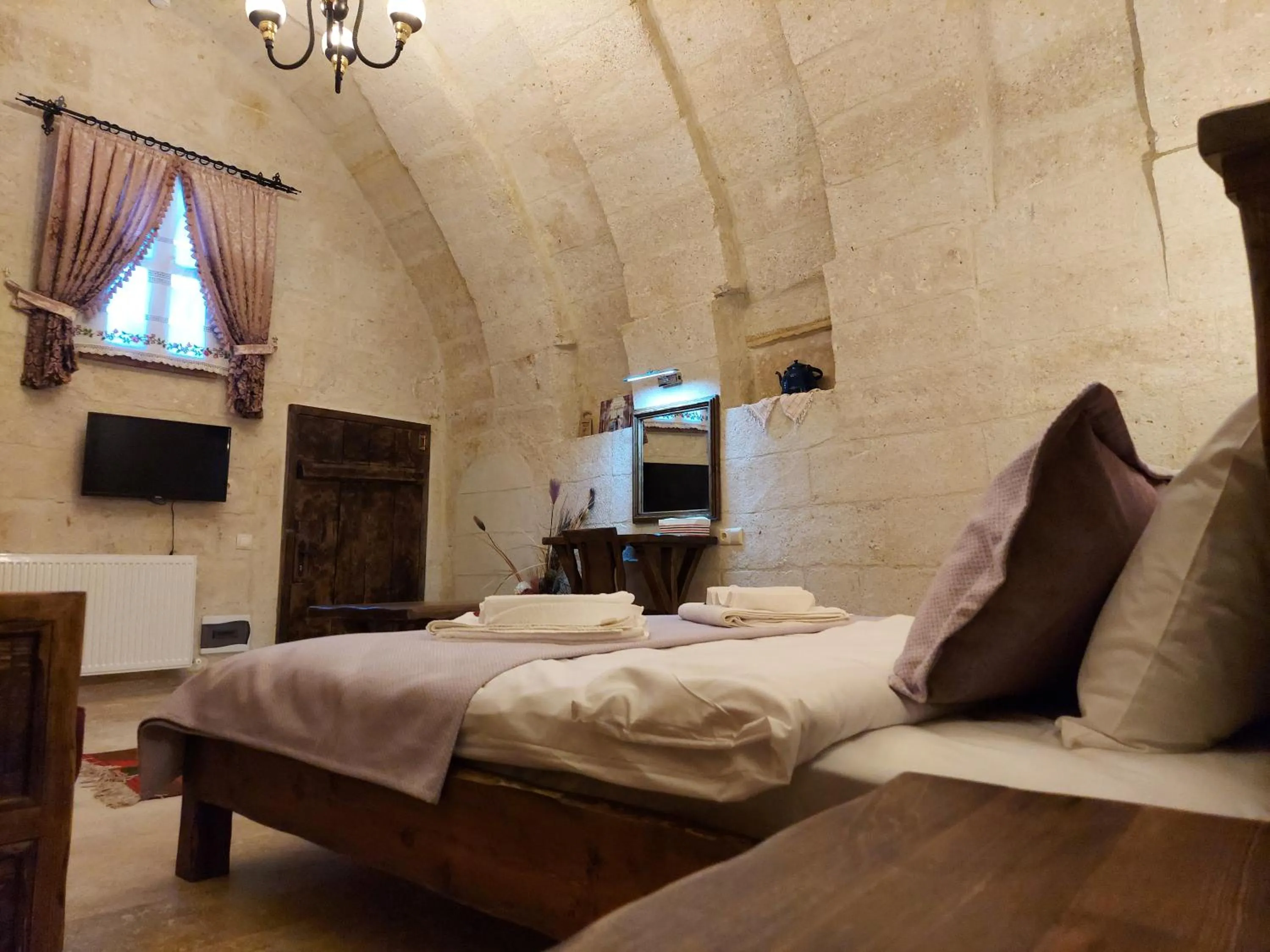 TV and multimedia, Bed in ARMEsos Cave Hotel