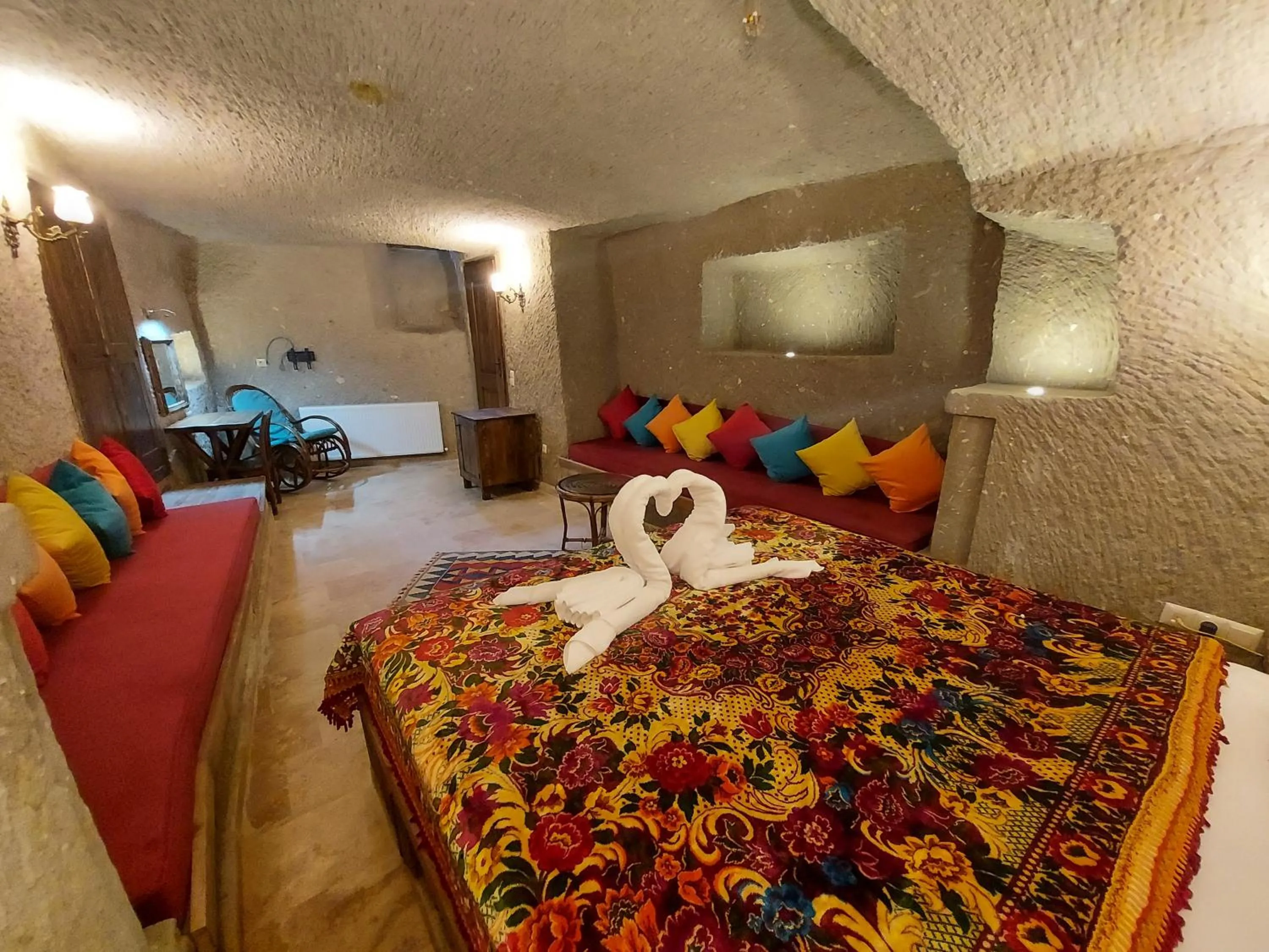 Photo of the whole room, Bed in ARMEsos Cave Hotel