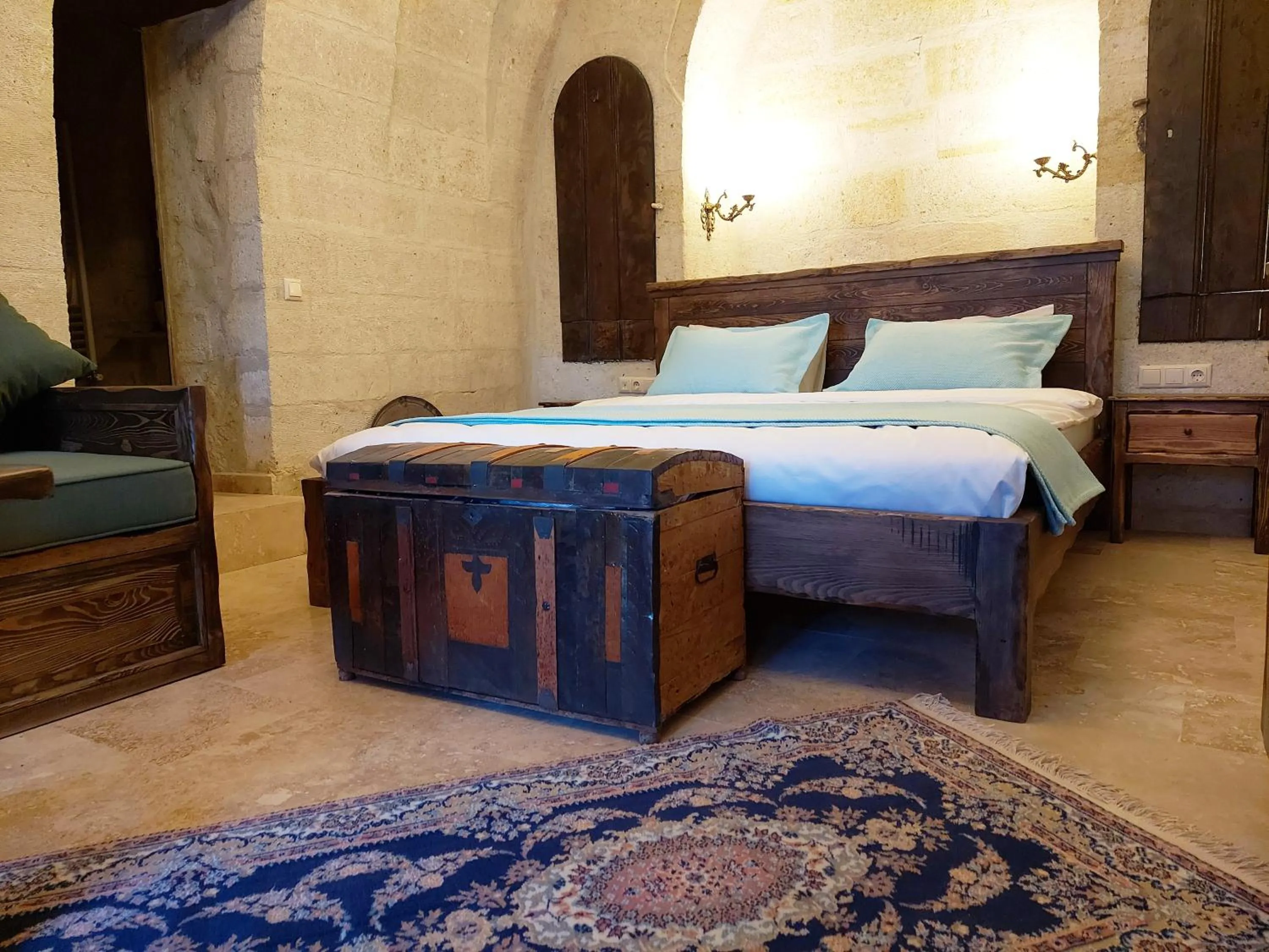 Photo of the whole room, Bed in ARMEsos Cave Hotel