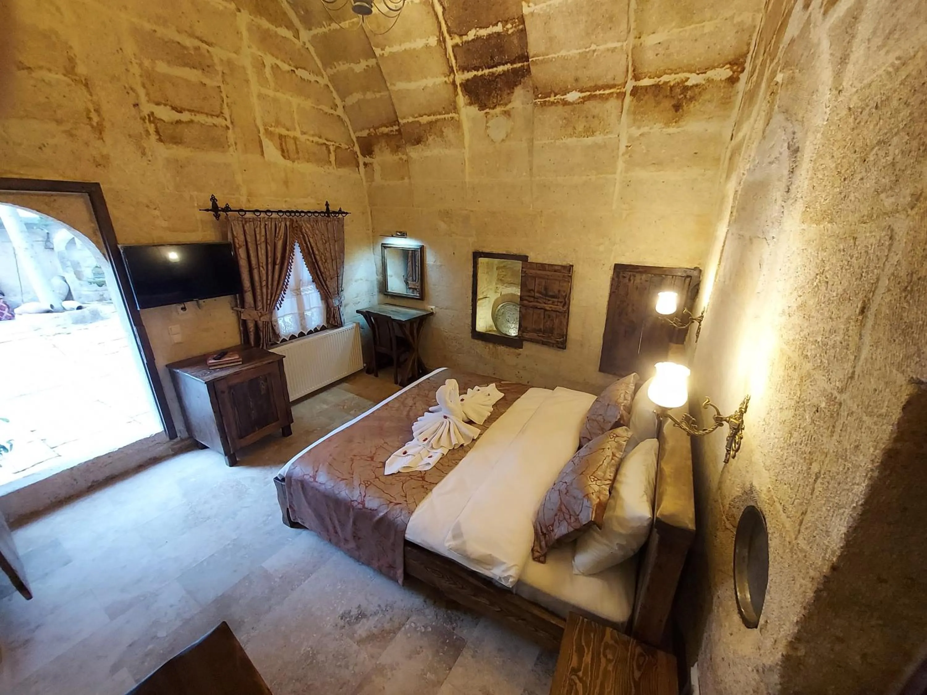 Photo of the whole room, Bed in ARMEsos Cave Hotel