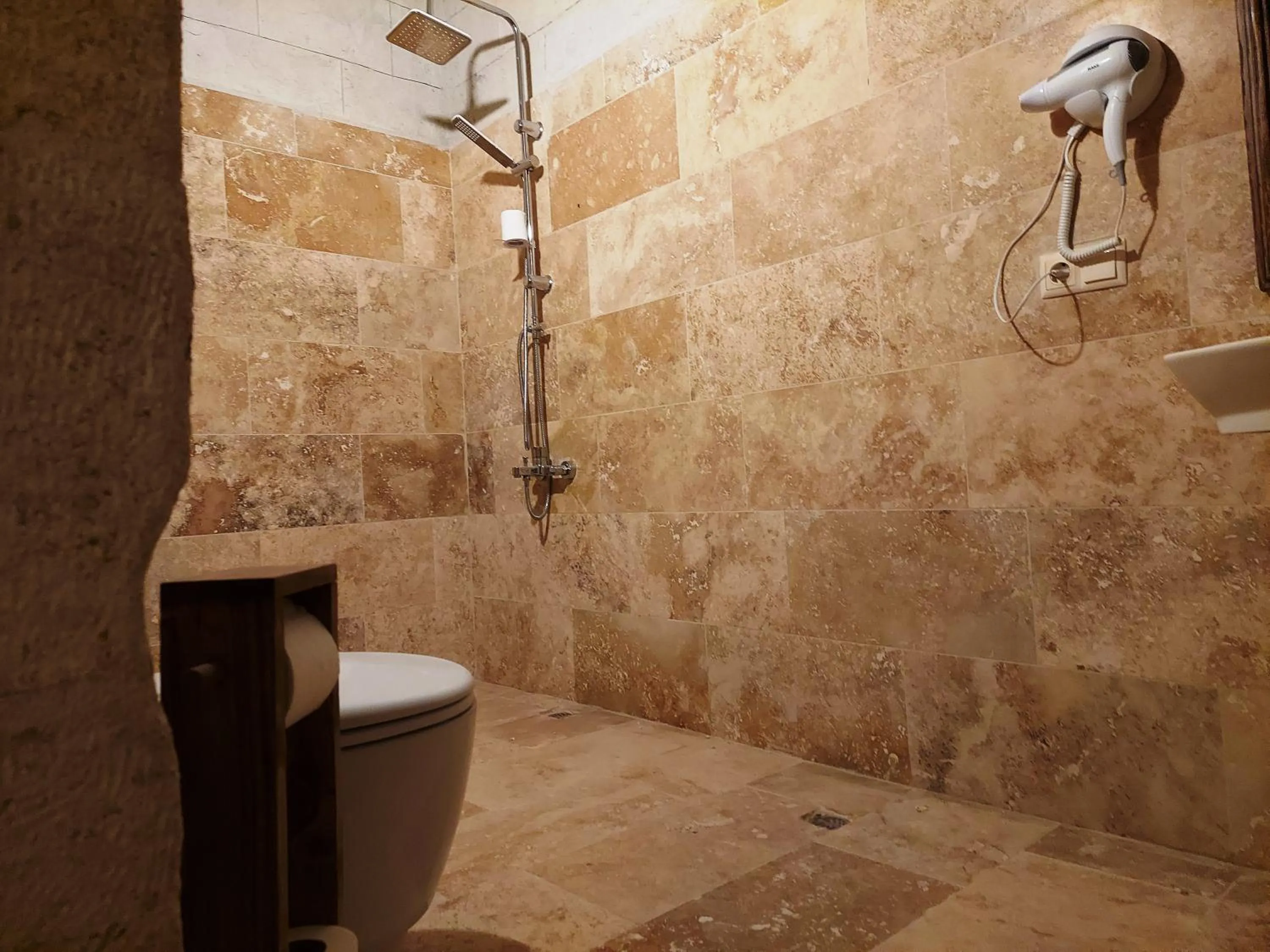 Bathroom in ARMEsos Cave Hotel