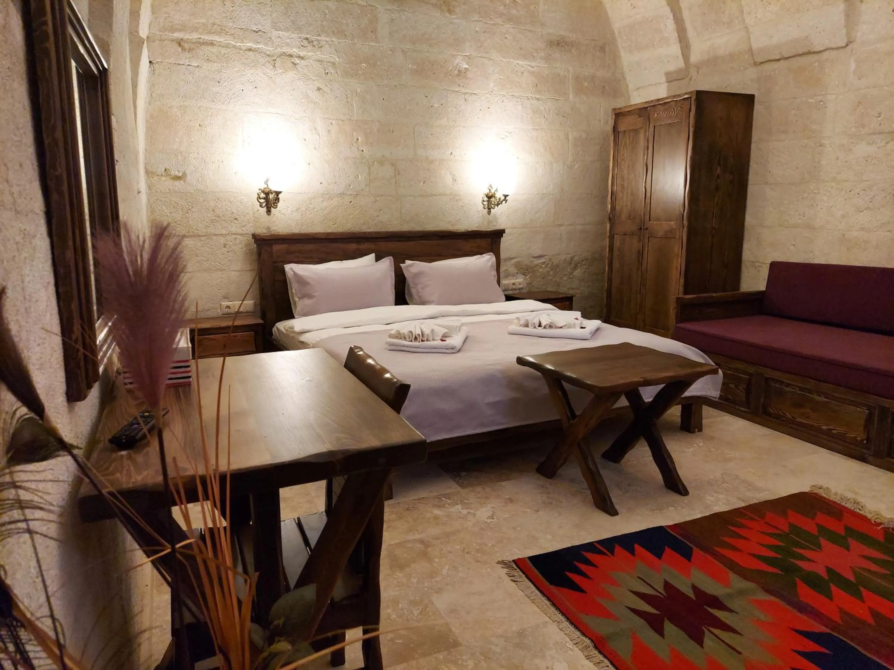 Photo of the whole room, Bed in ARMEsos Cave Hotel