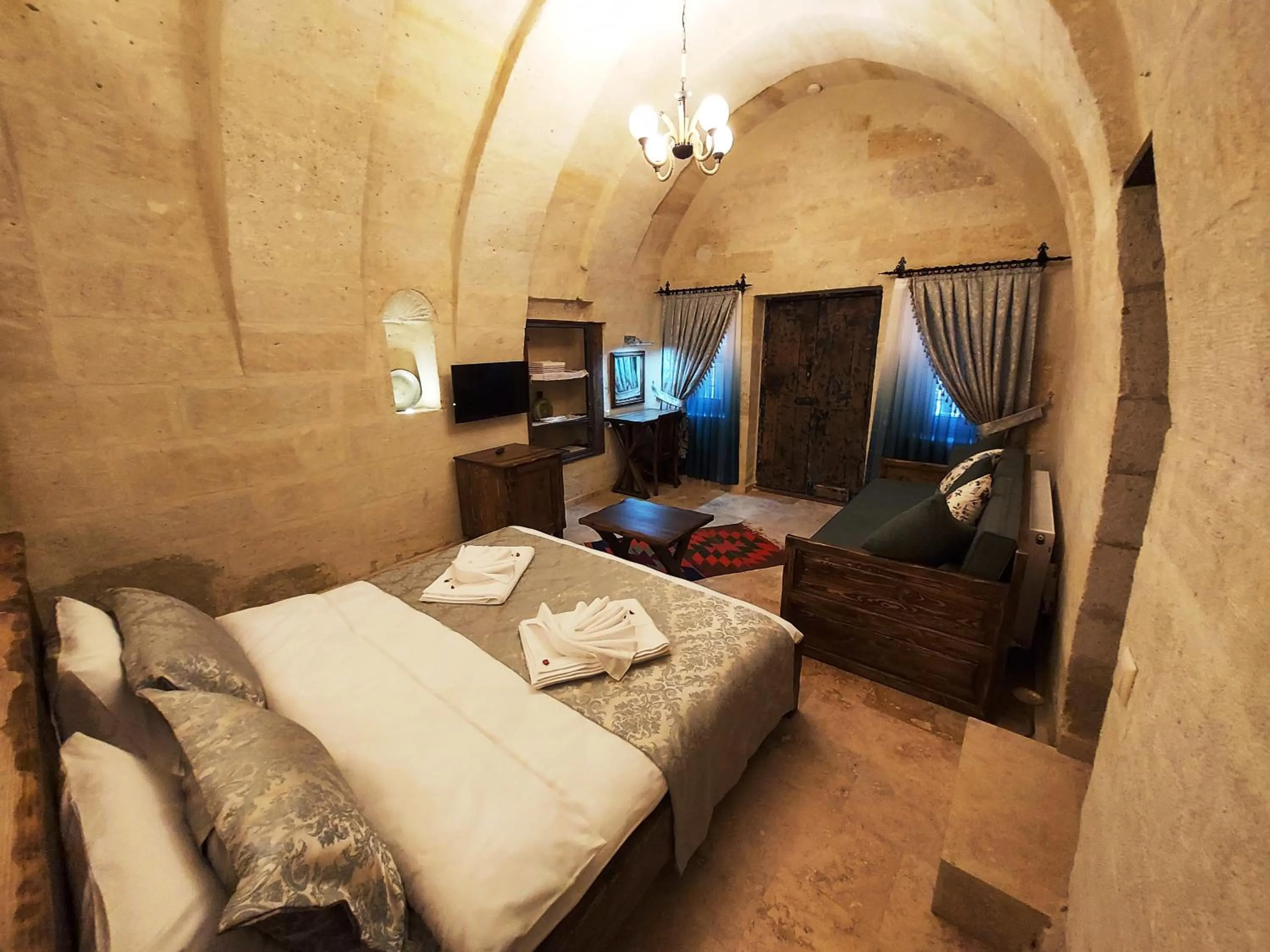 Photo of the whole room, Bed in ARMEsos Cave Hotel