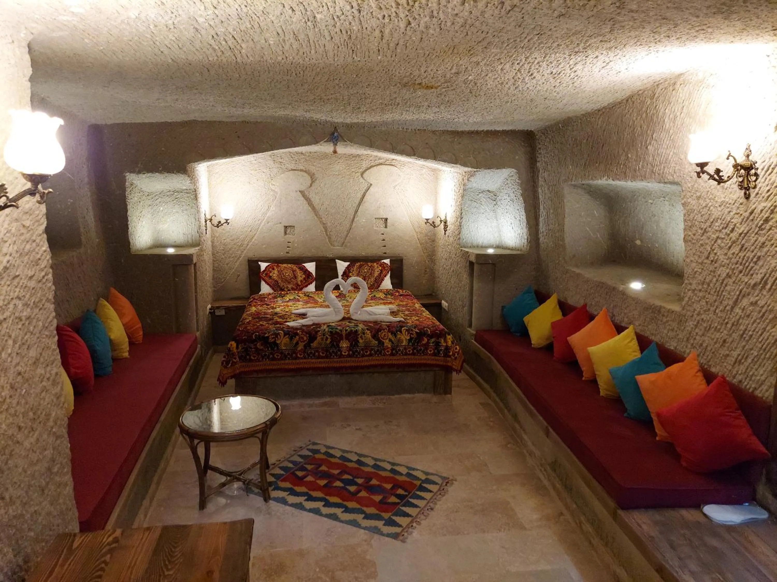 Photo of the whole room, Bed in ARMEsos Cave Hotel