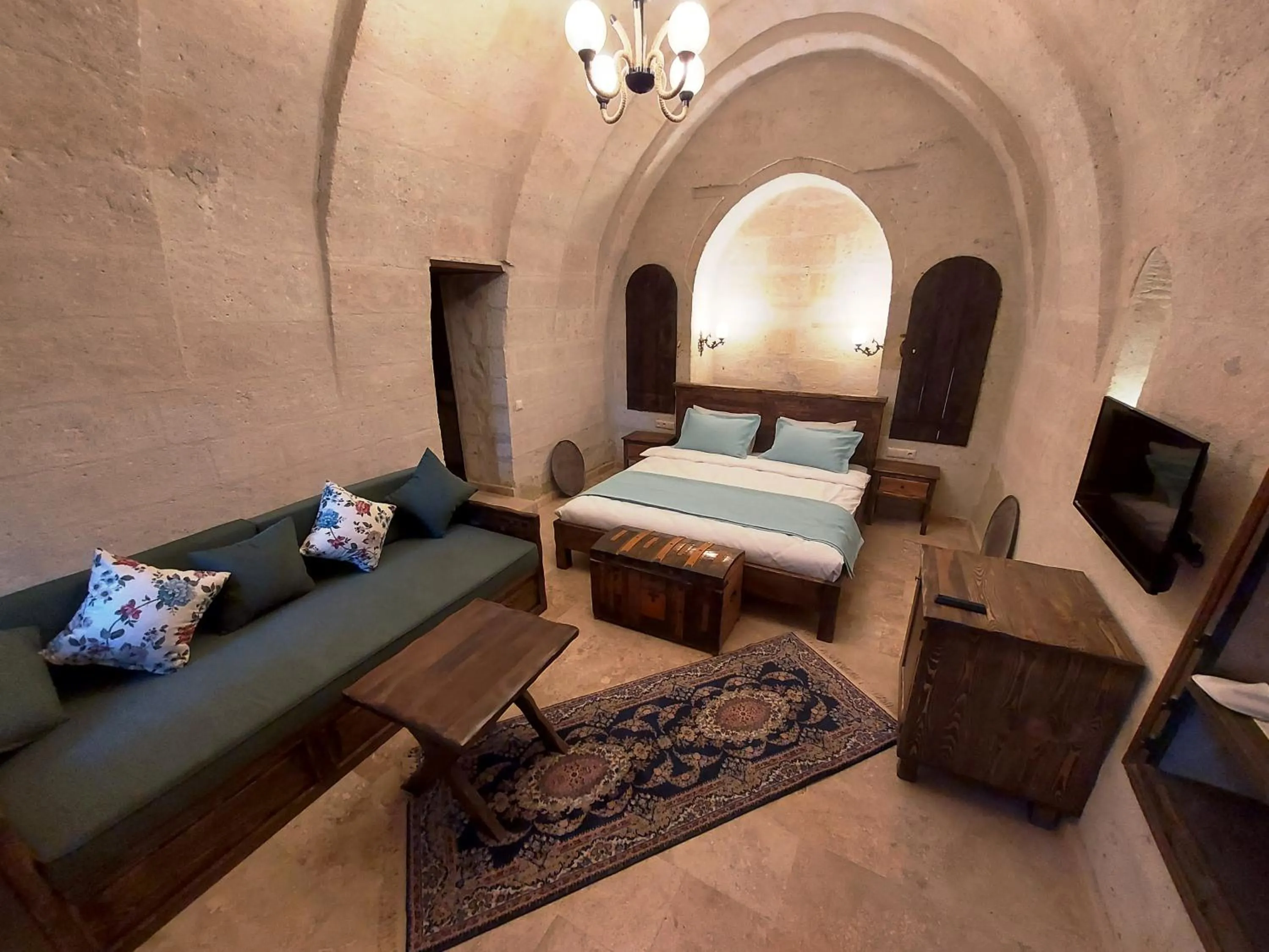 Photo of the whole room, Bed in ARMEsos Cave Hotel