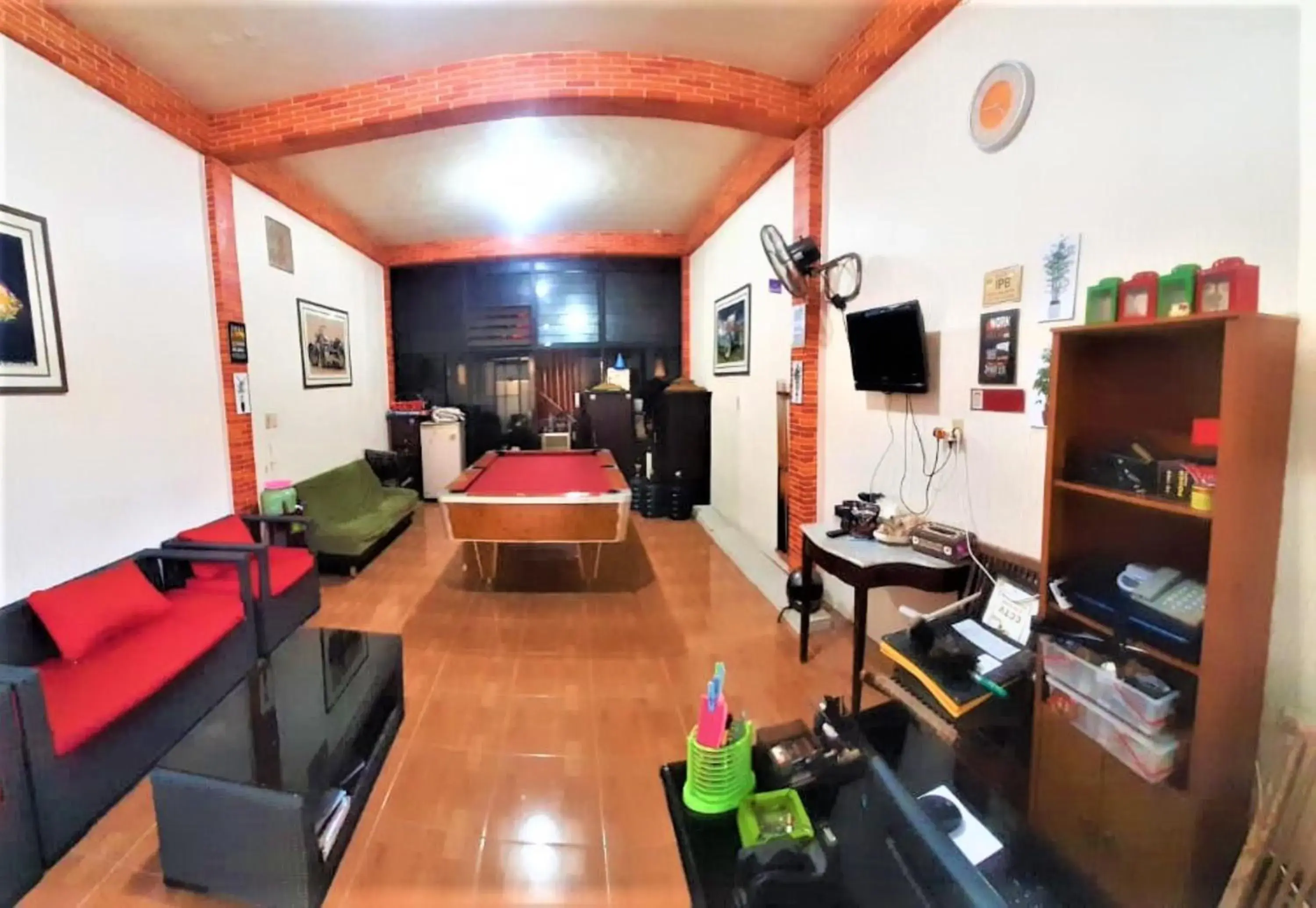 Communal lounge/ TV room in Katawa Guest House Syariah Communal lounge/ TV room in Katawa Guest House Syariah