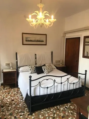 Bed in B&B Al Teatro with canal view