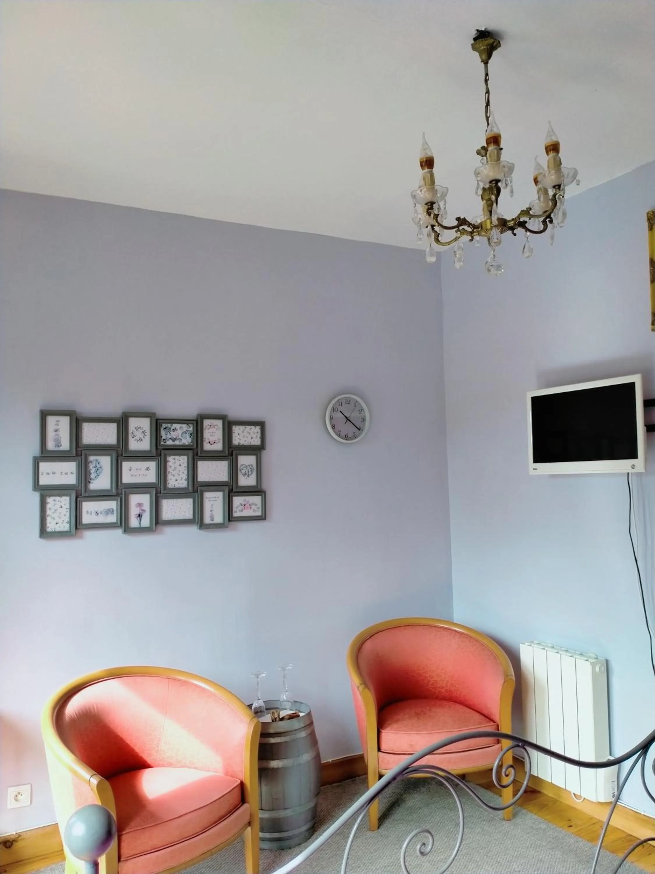 Seating area in La Cadournaise