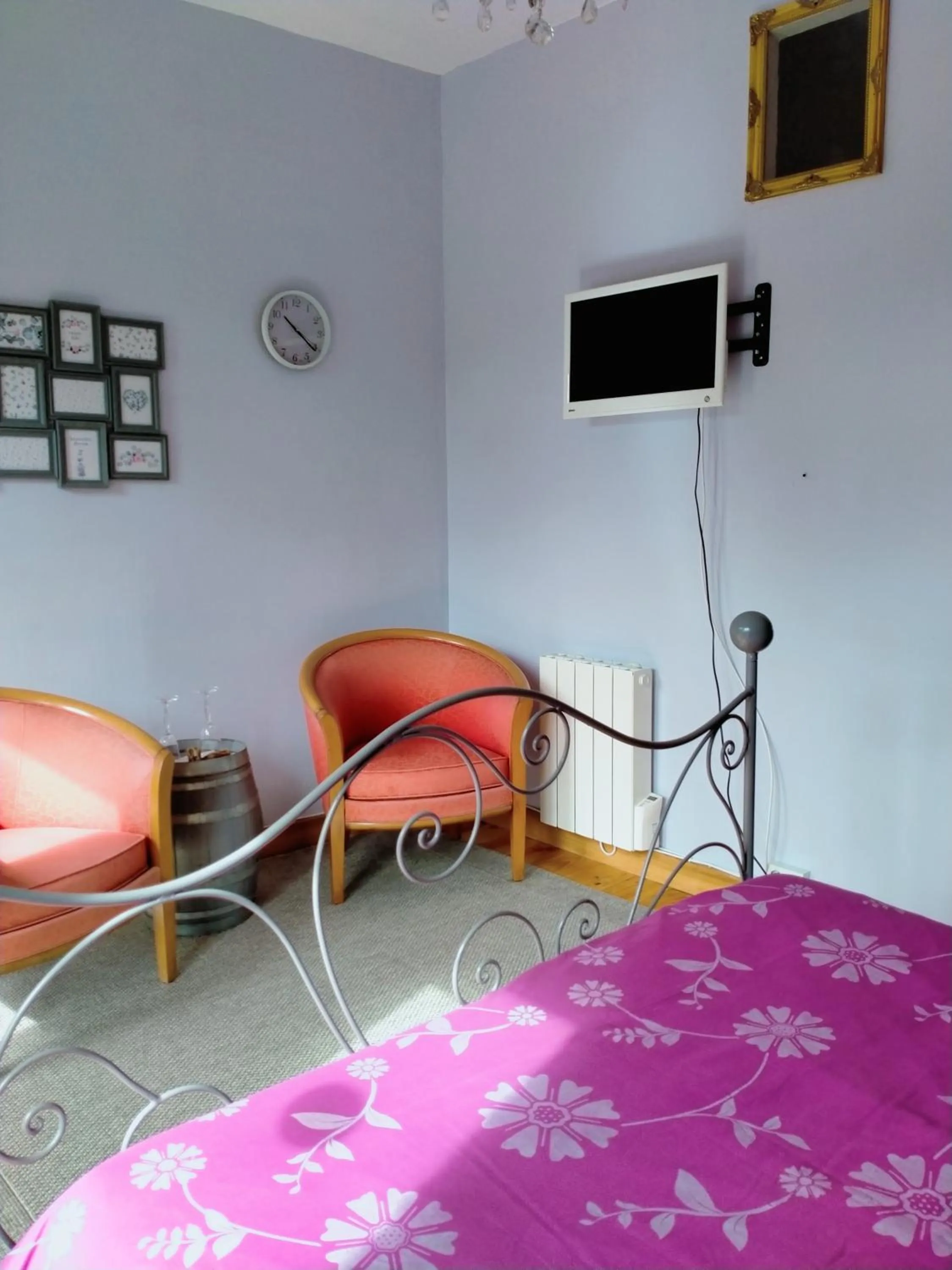 Bedroom, Bed in La Cadournaise