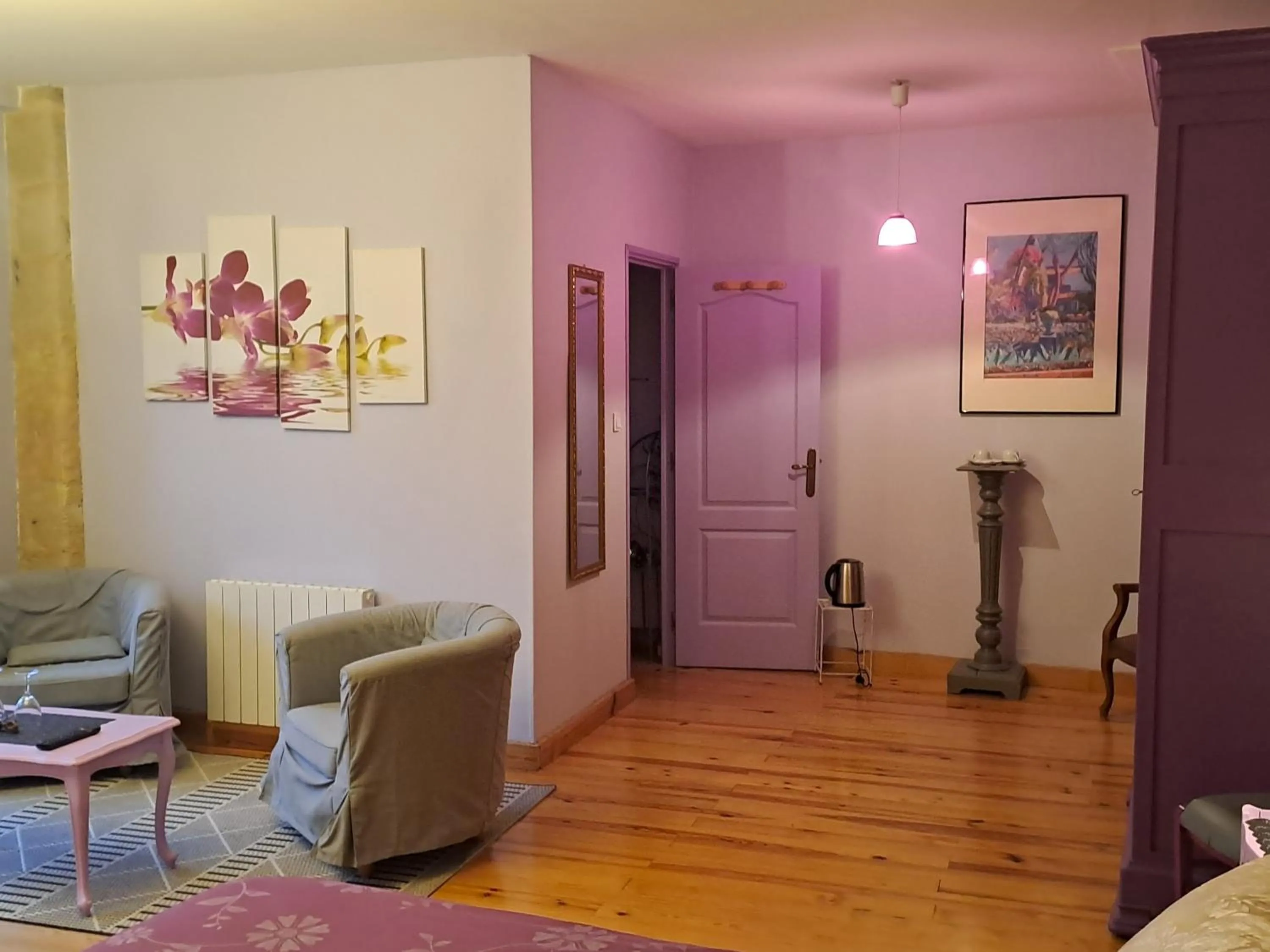 Seating area in La Cadournaise