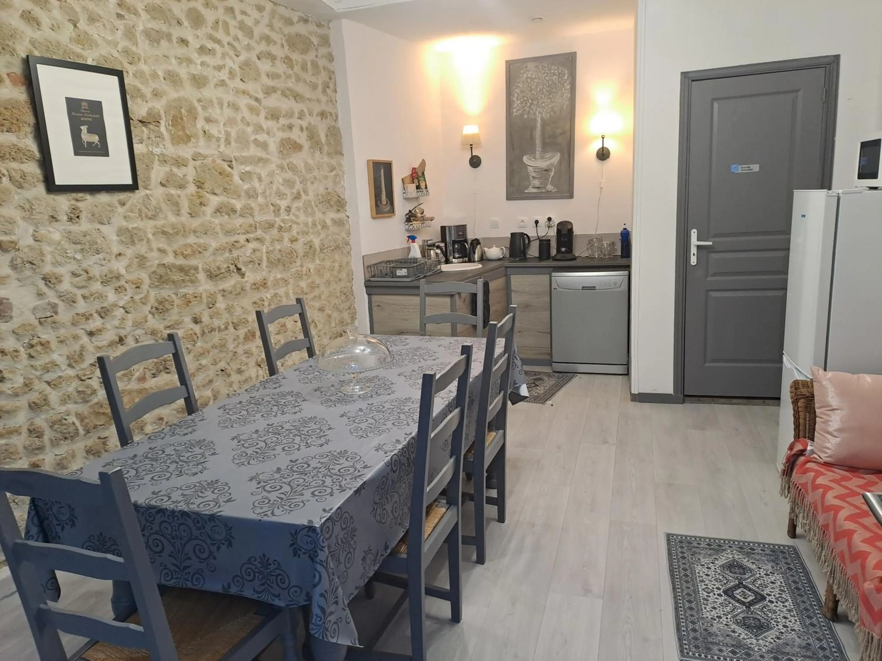 Dining area in La Cadournaise